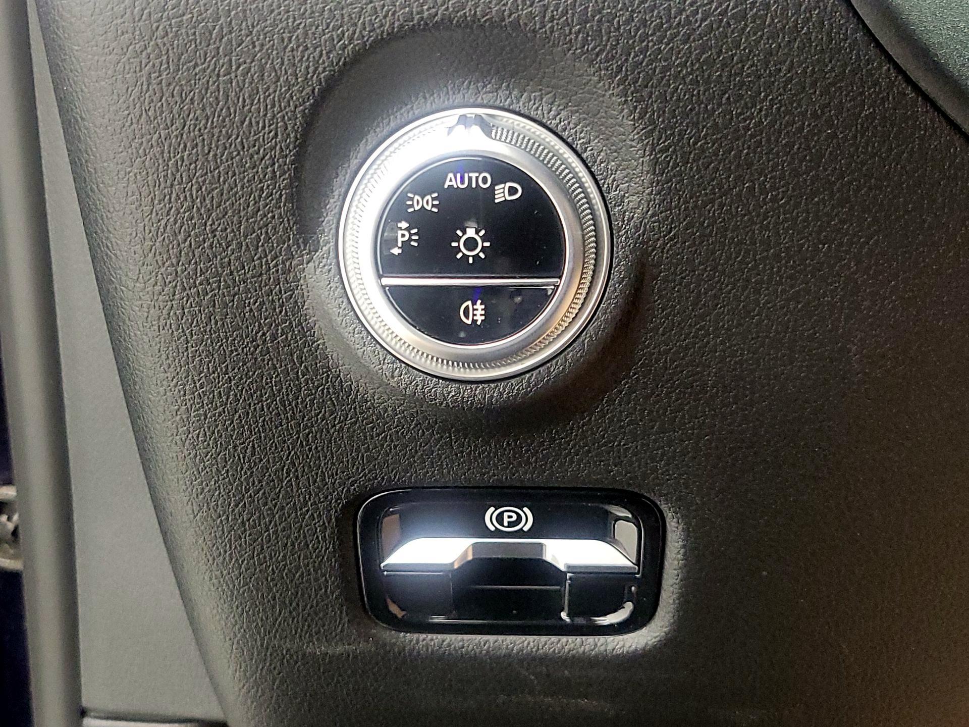 Thumbnail: 2023 Mercedes-Benz C-Class - 13