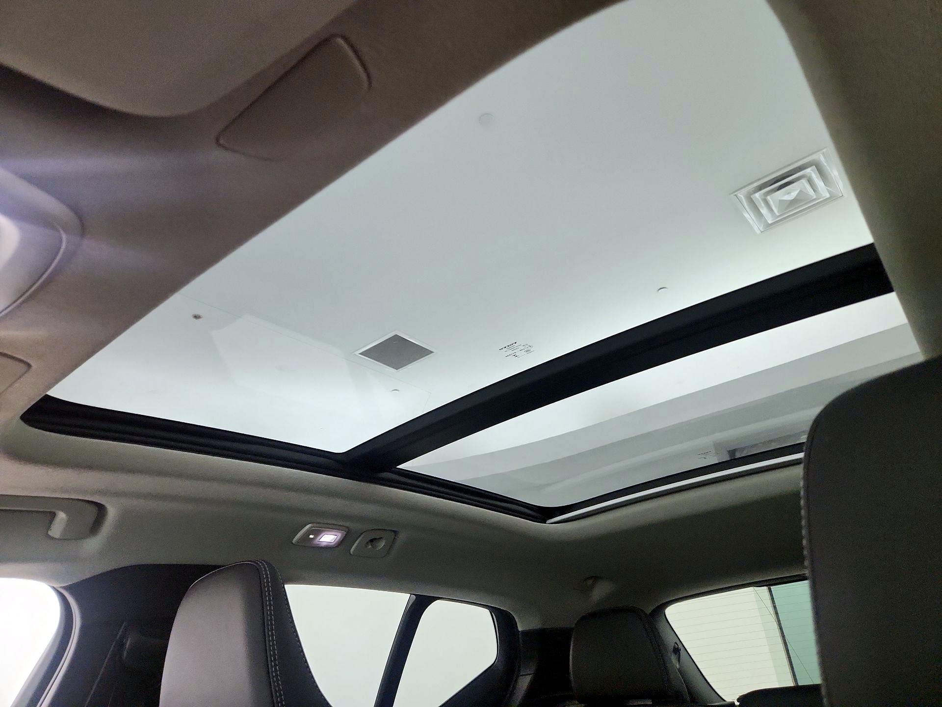 Thumbnail: 2023 Volvo XC40 - 20