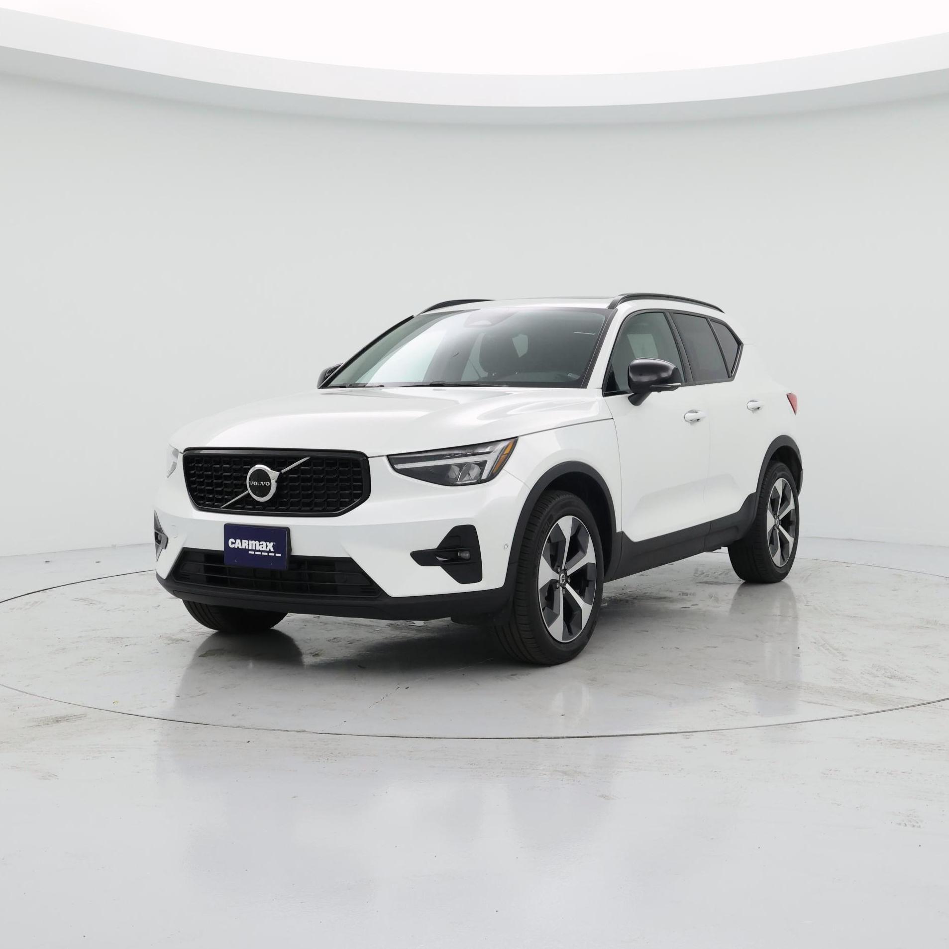 Thumbnail: 2023 Volvo XC40 - 4