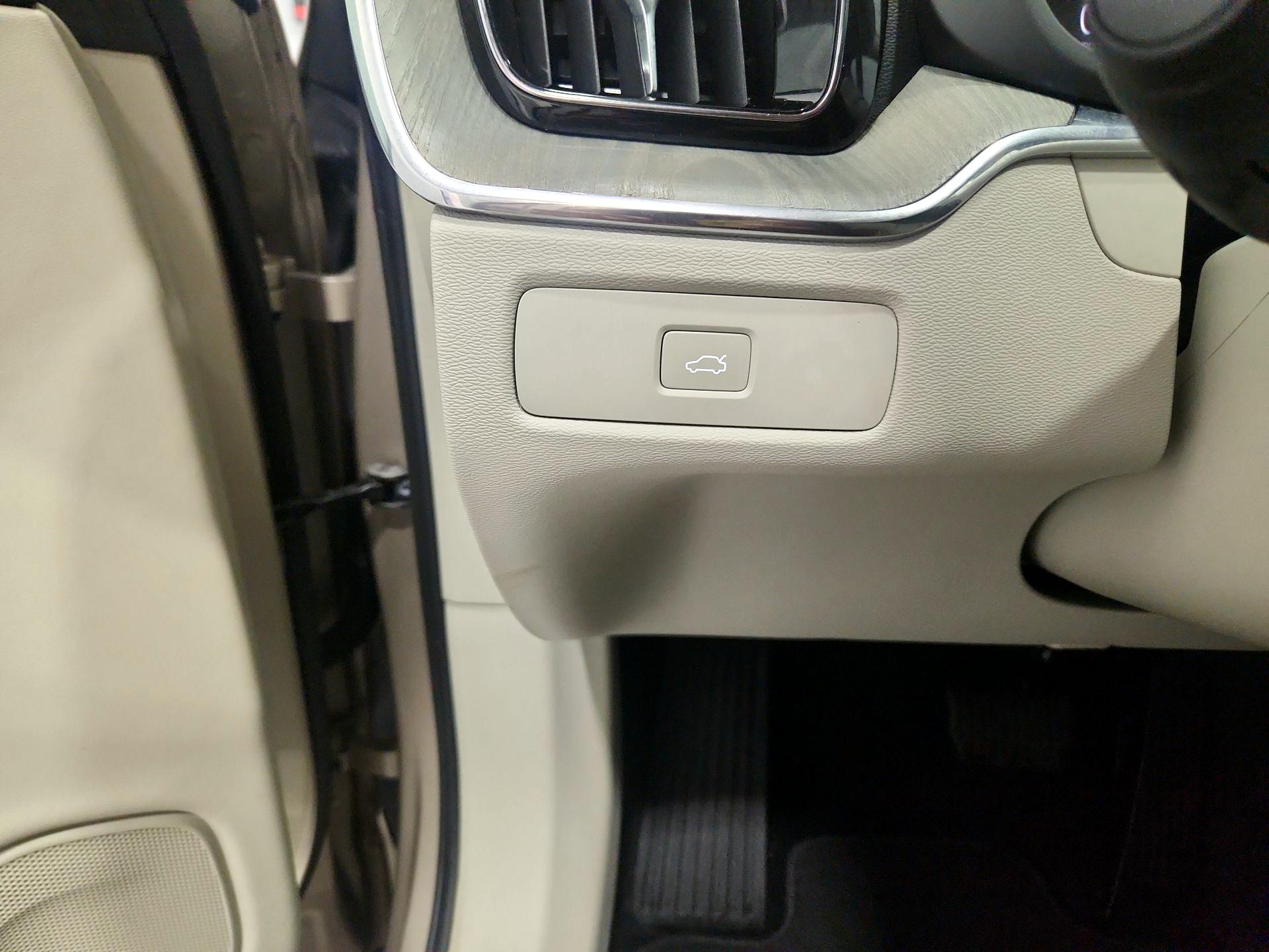 Thumbnail: 2023 Volvo XC60 - 13