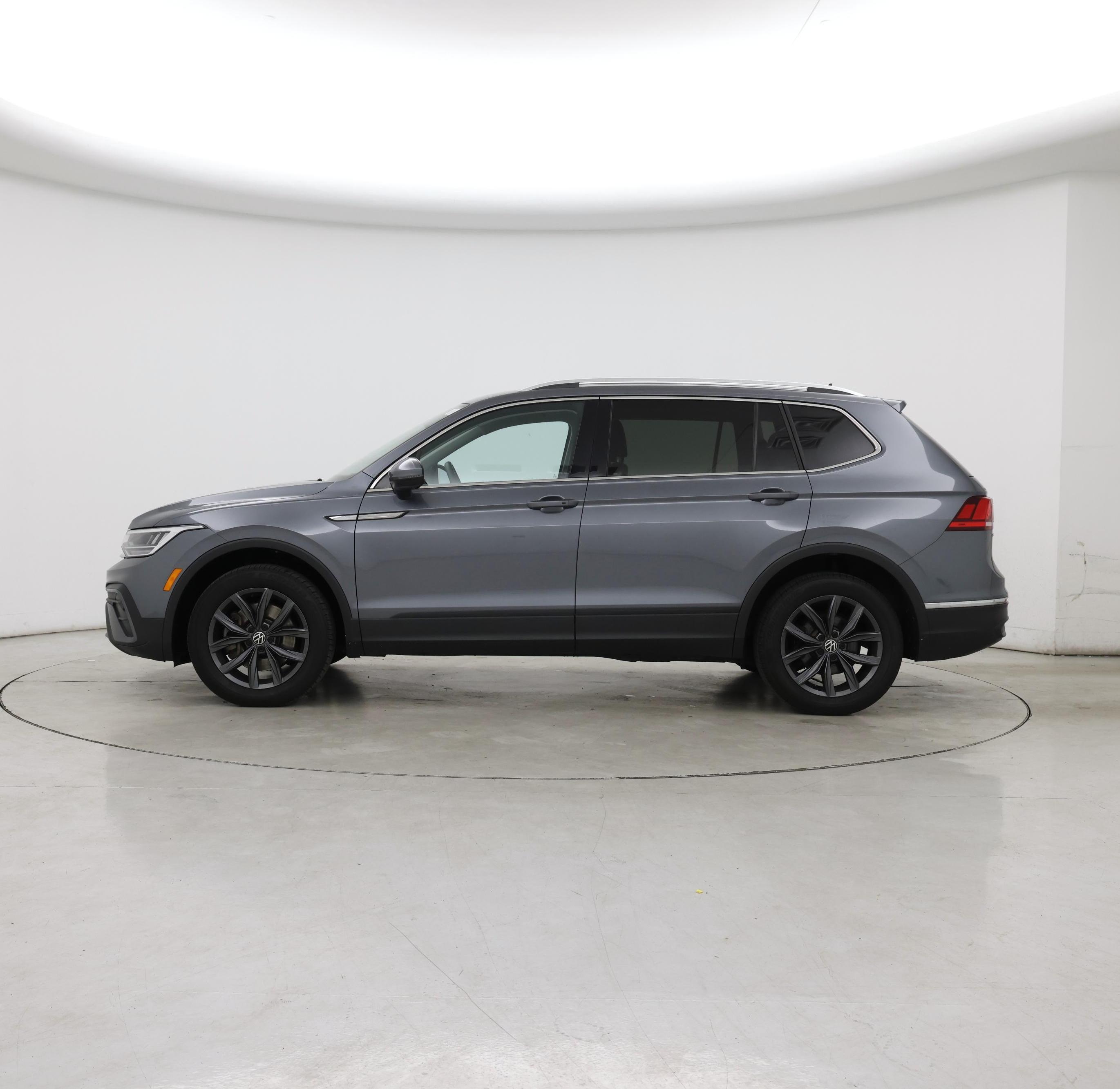 Thumbnail: 2022 Volkswagen Tiguan - 3