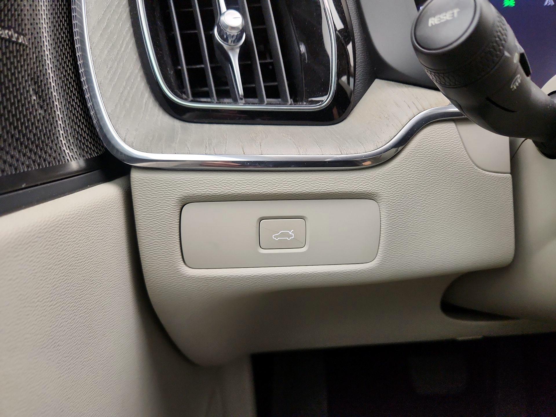Thumbnail: 2023 Volvo XC60 - 13