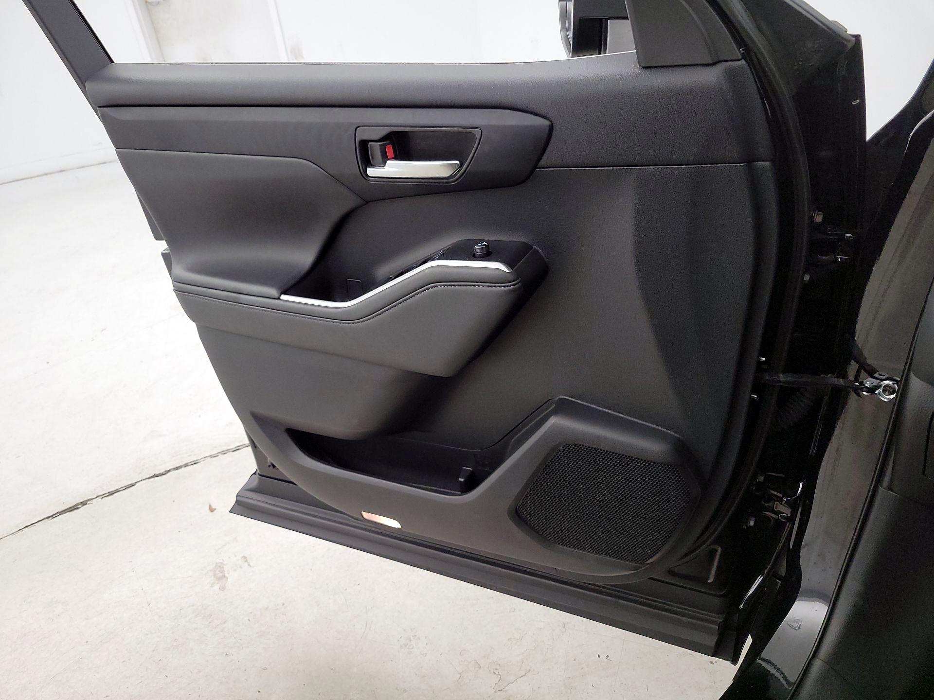 Thumbnail: 2021 Toyota Highlander - 12