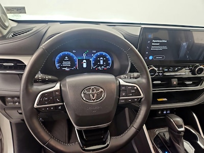 Steering Wheel & Instrument Cluster (On)