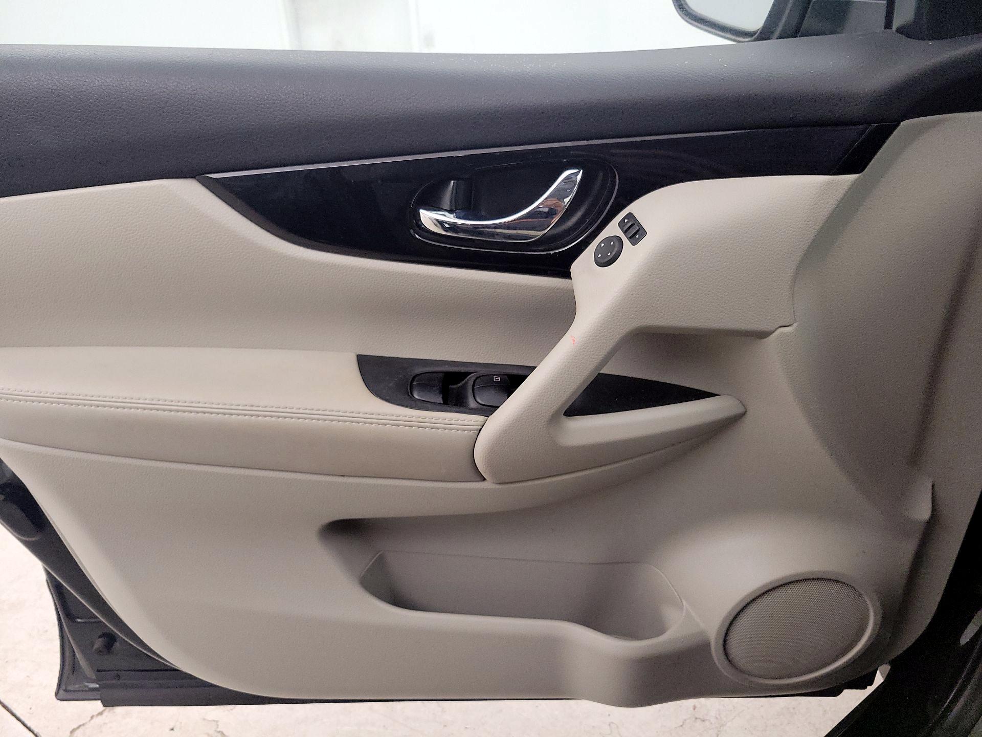 Thumbnail: 2022 Nissan Rogue Sport - 12