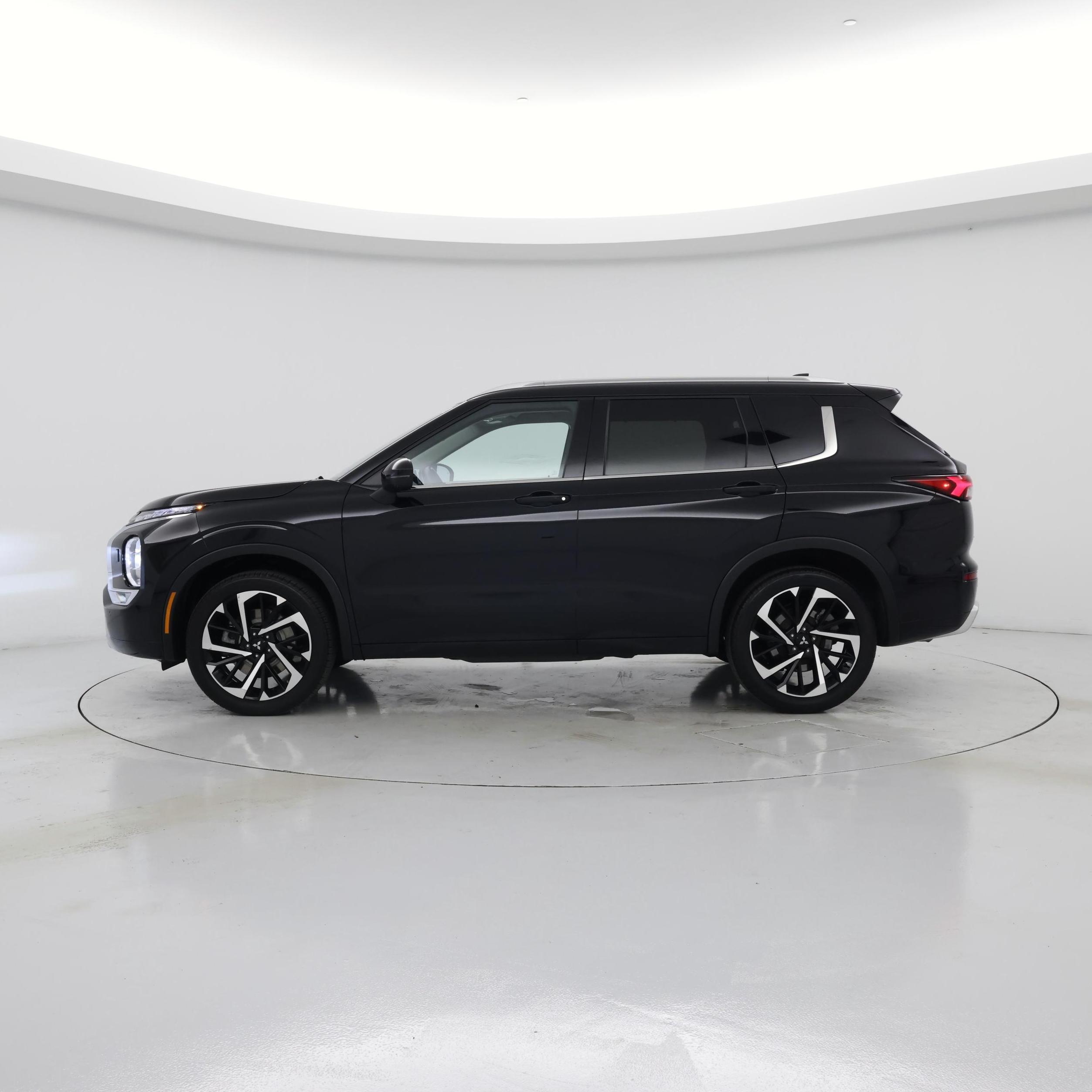 Thumbnail: 2024 Mitsubishi Outlander - 3