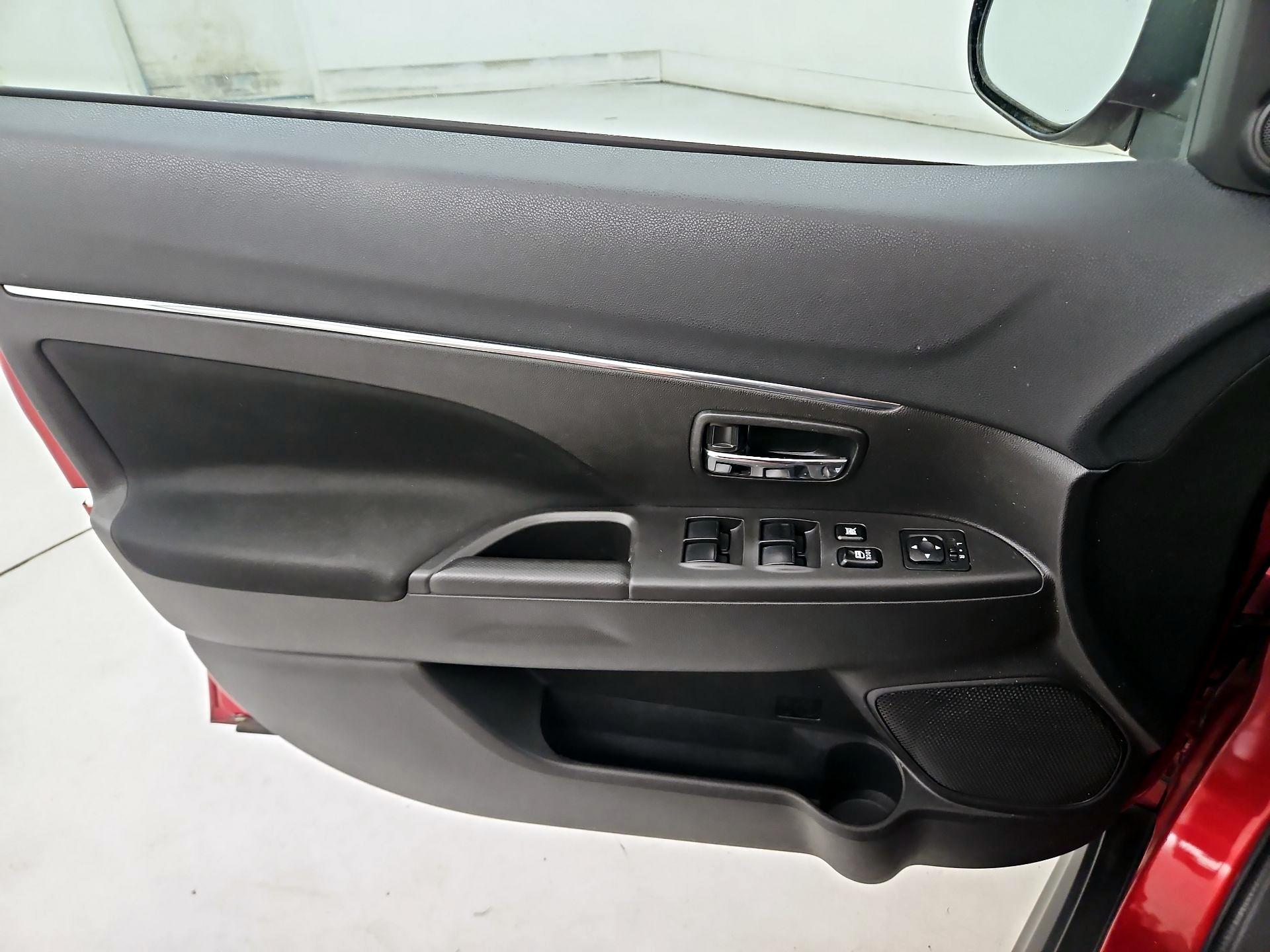 Thumbnail: 2015 Mitsubishi Outlander Sport - 12