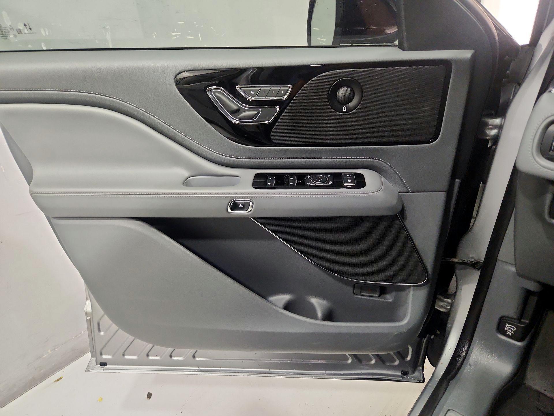 Thumbnail: 2021 Lincoln Aviator - 12