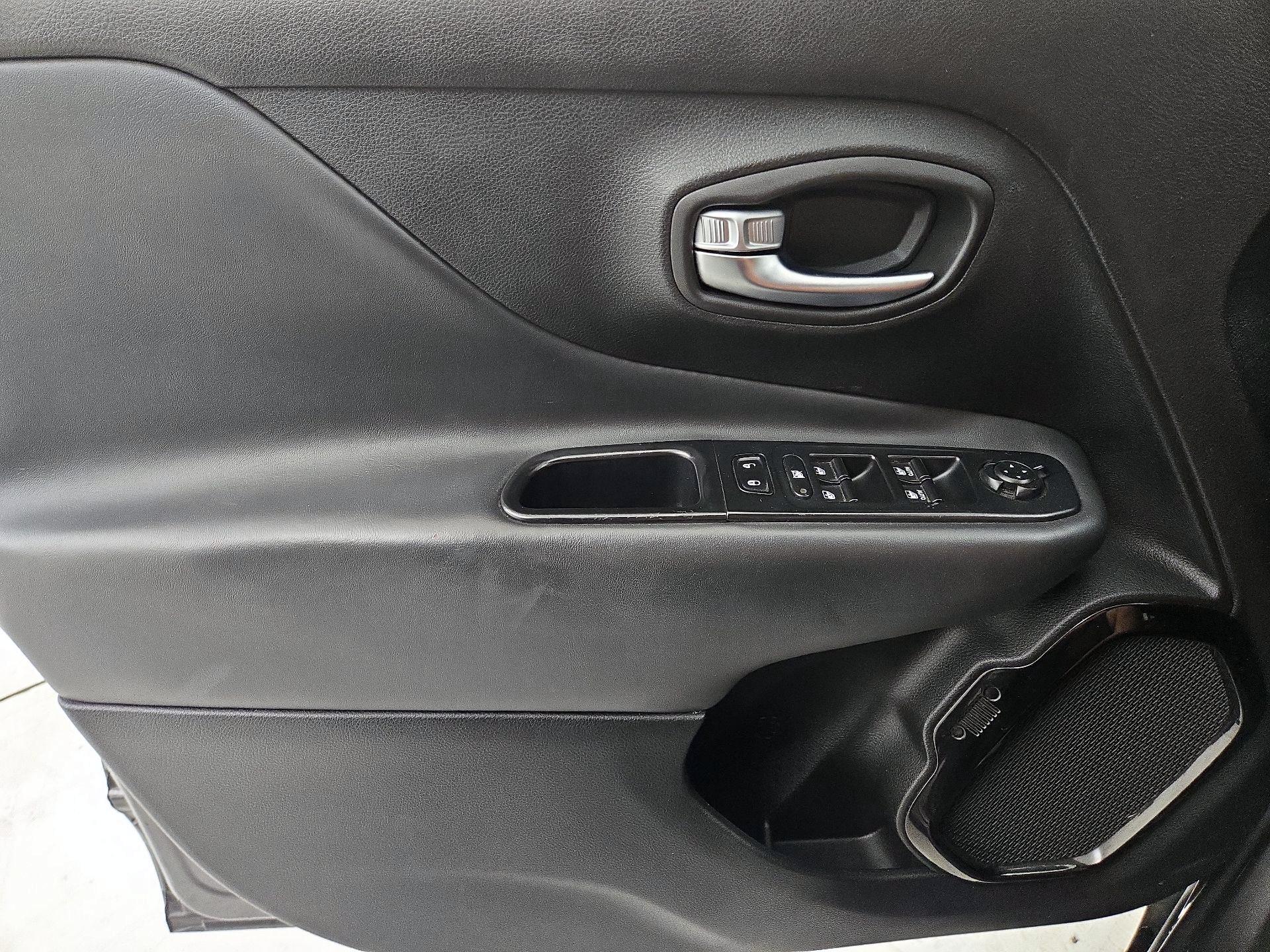 Thumbnail: 2019 Jeep Renegade - 12