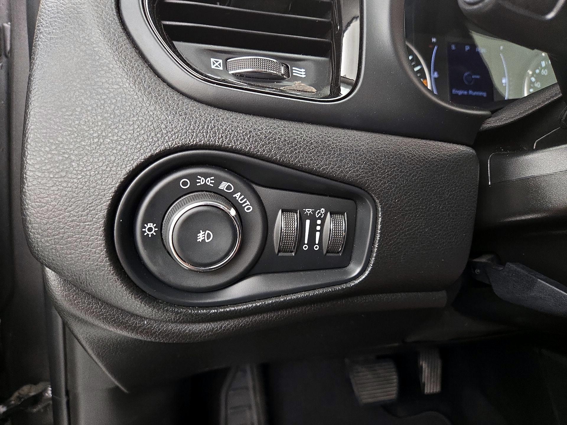 Thumbnail: 2019 Jeep Renegade - 13