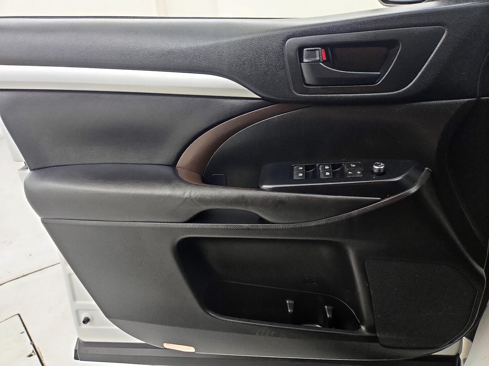 Thumbnail: 2018 Toyota Highlander - 12