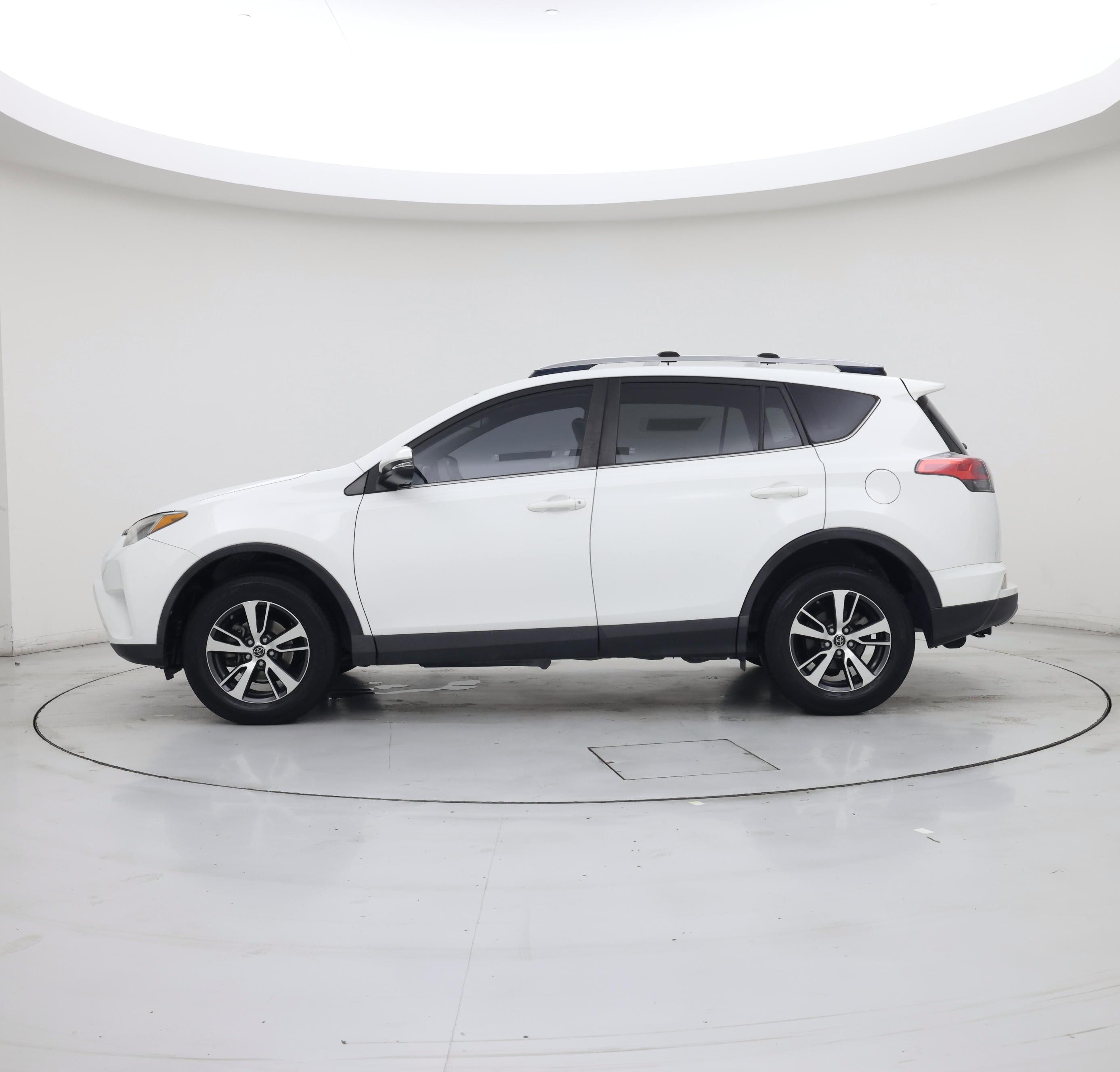 Thumbnail: 2018 Toyota RAV4 - 3