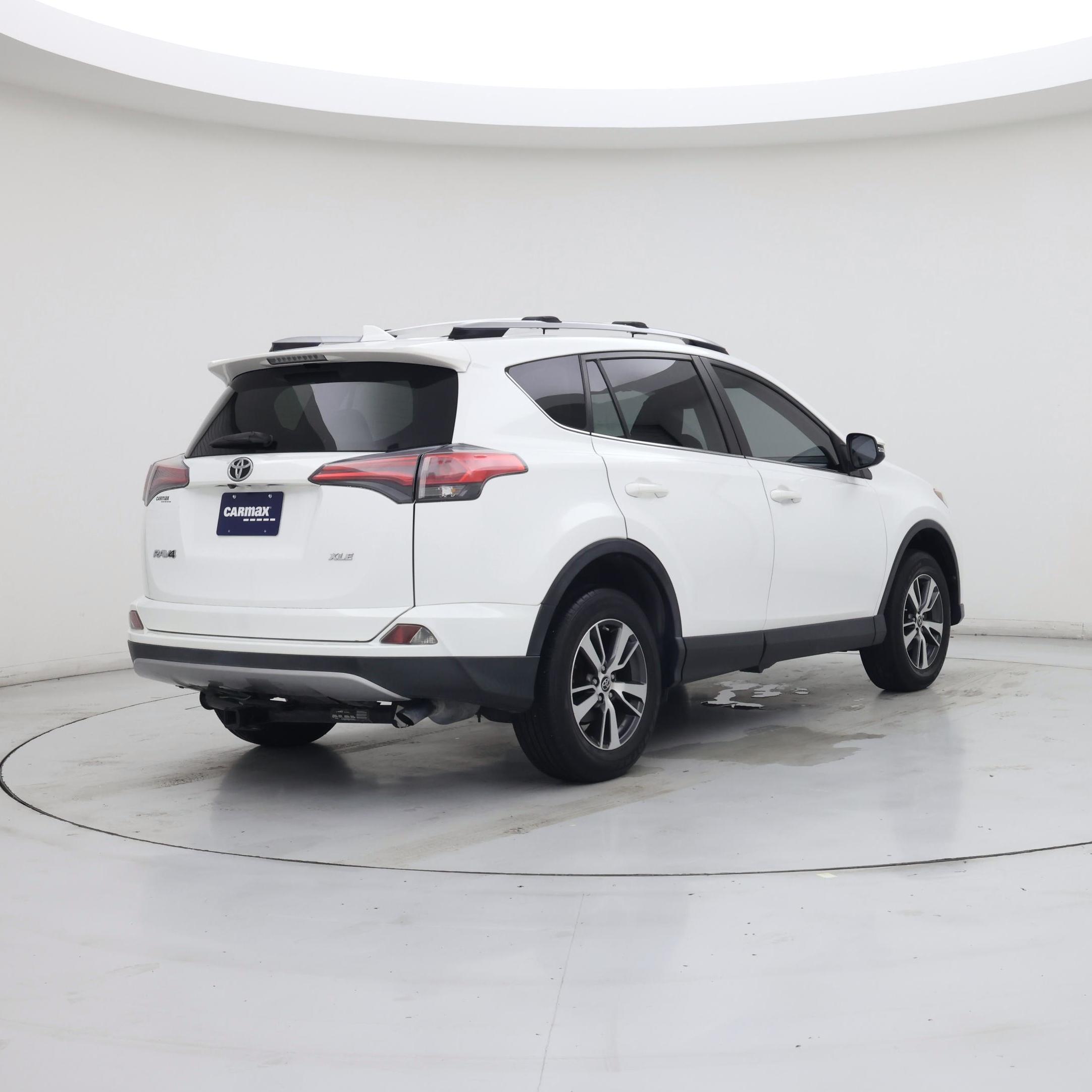 Thumbnail: 2018 Toyota RAV4 - 8