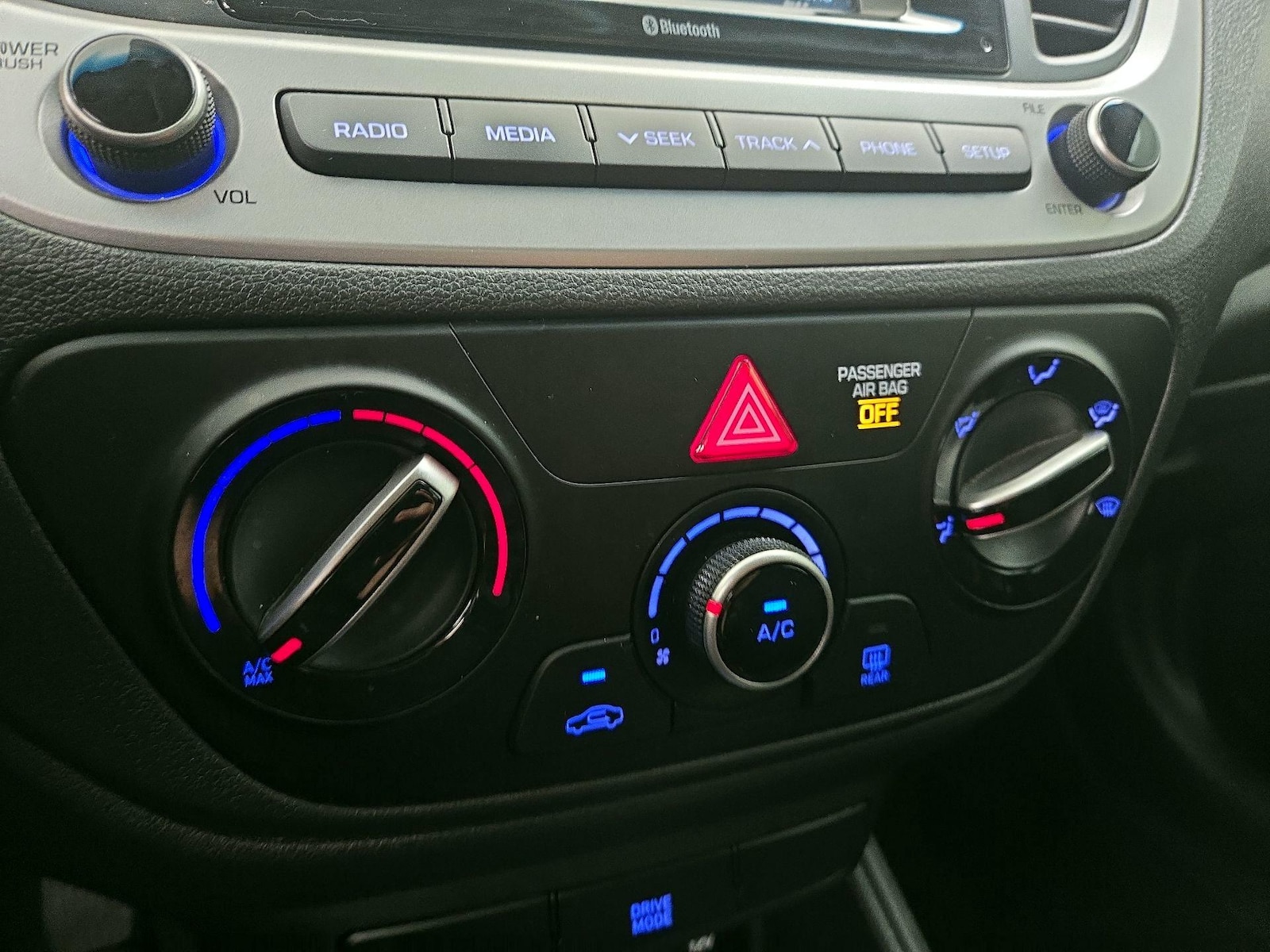 2022 Hyundai Accent SE - Photo 17