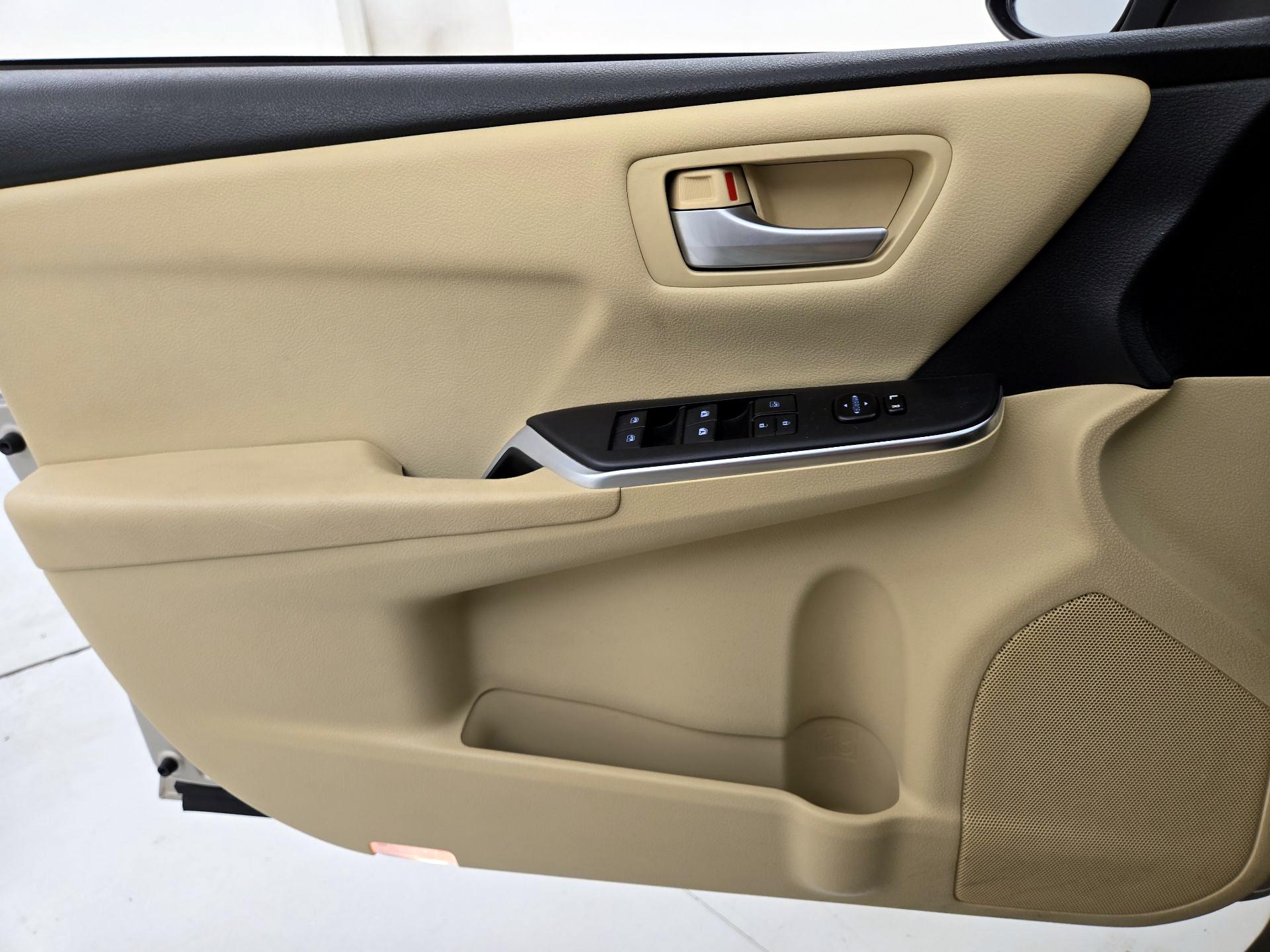 Thumbnail: 2016 Toyota Camry - 12
