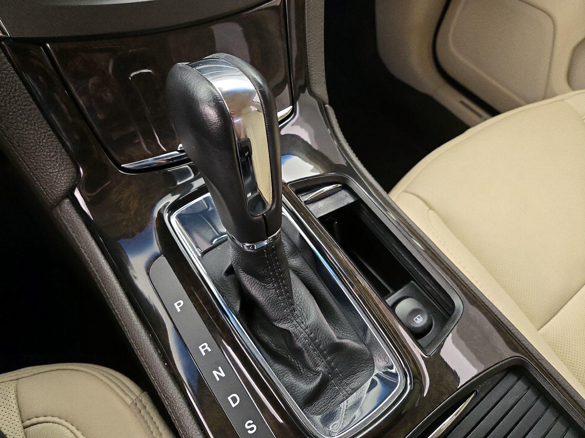 Thumbnail: 2015 Lincoln MKS - 17