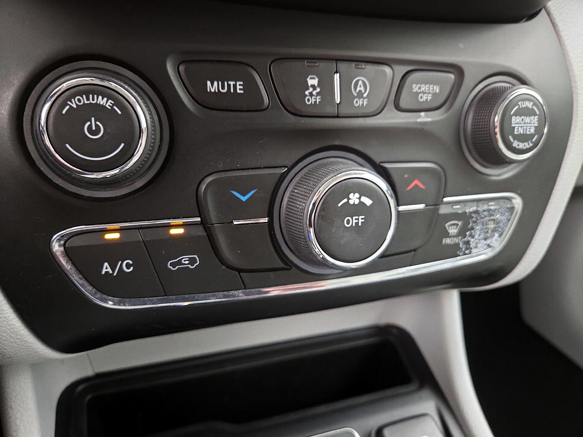 Thumbnail: 2021 Jeep Cherokee - 16