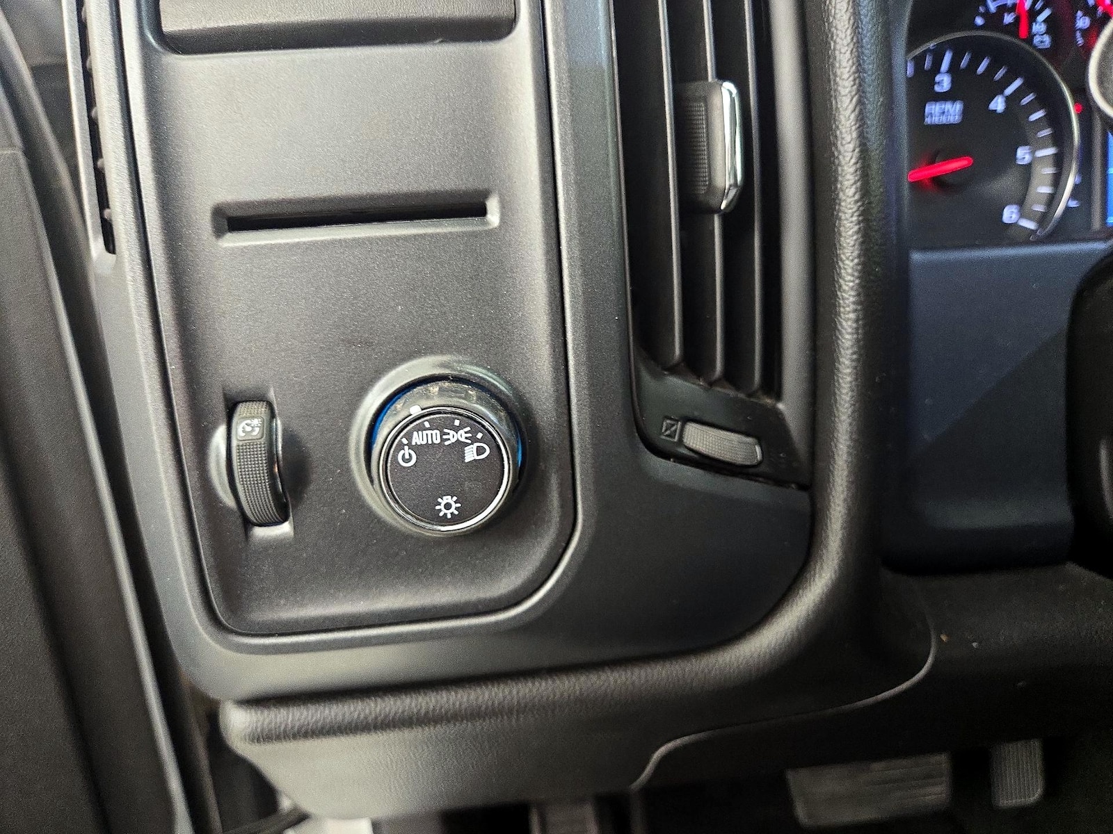 2018 Chevrolet Silverado 1500 Custom - Photo 14