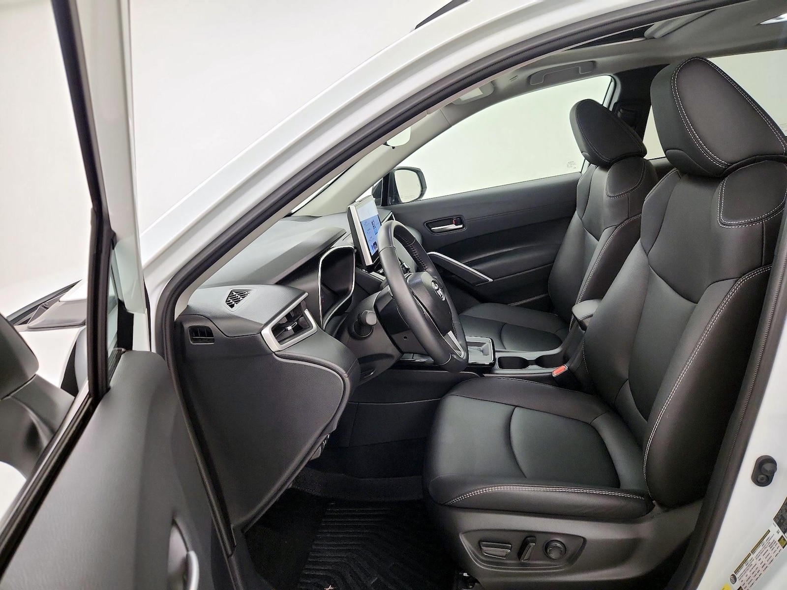 2026 Toyota Corolla Cross XLE - Photo 12