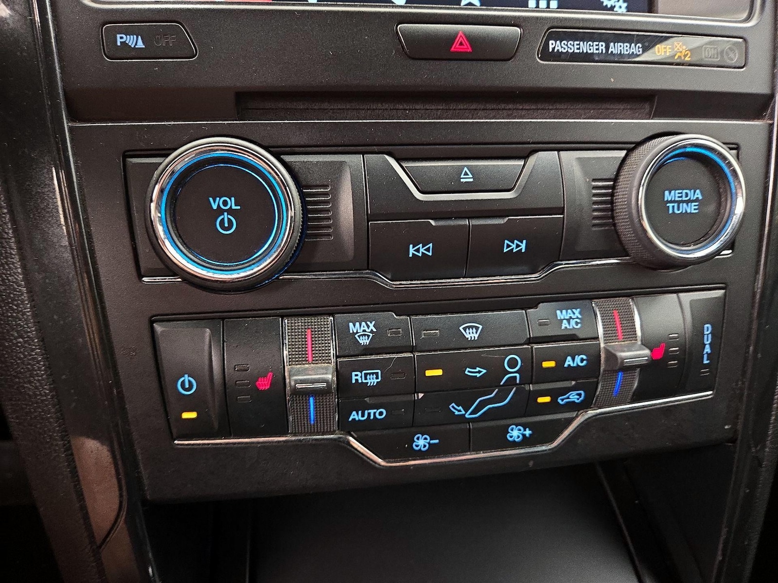 2018 Ford Explorer XLT - Photo 18