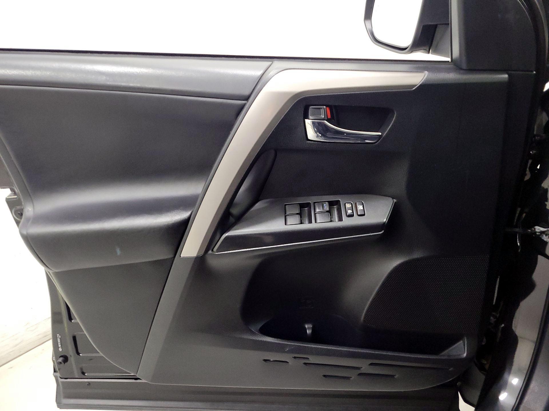 Thumbnail: 2017 Toyota RAV4 - 10