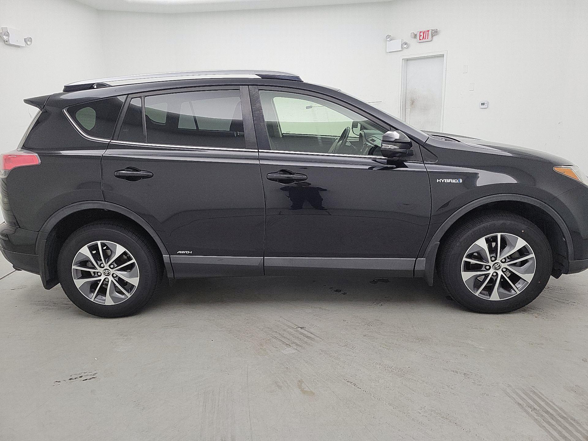 Thumbnail: 2017 Toyota RAV4 - 4
