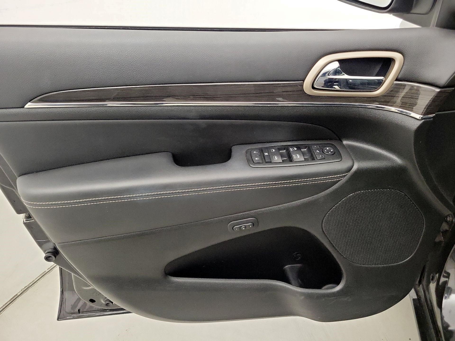 Thumbnail: 2015 Jeep Grand Cherokee - 12