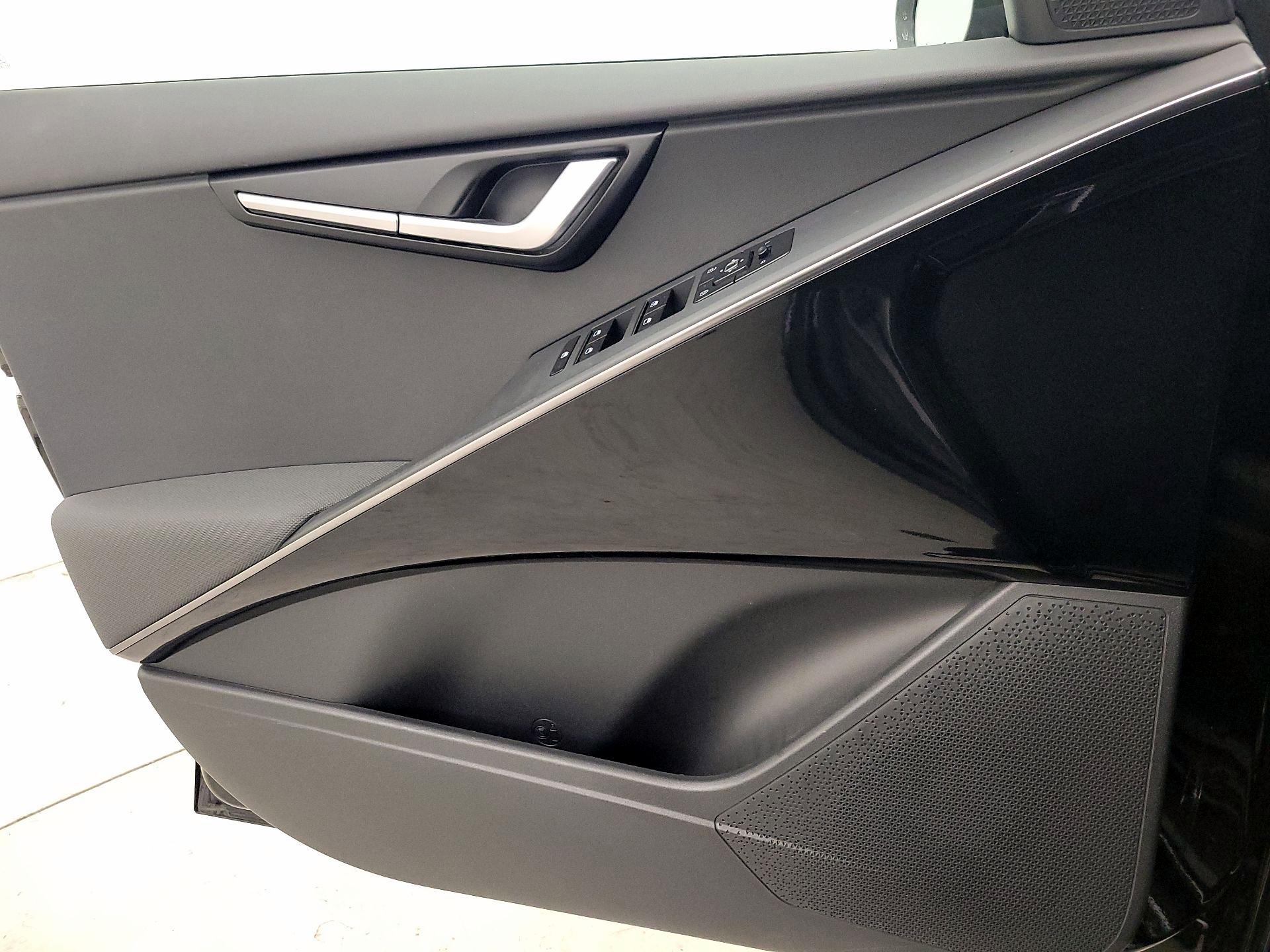 Thumbnail: 2023 Kia Niro - 12