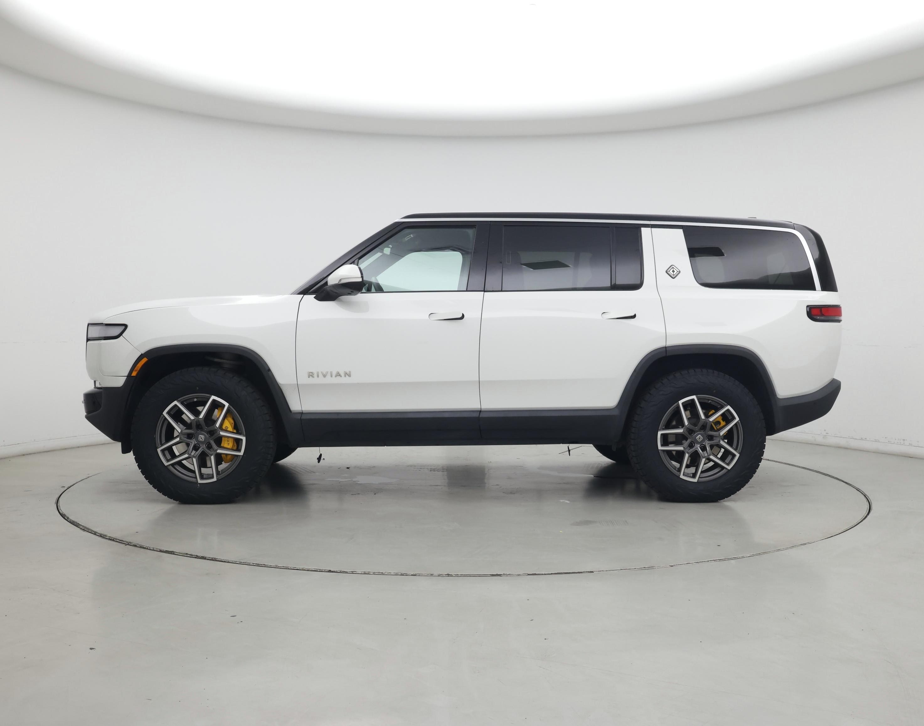 Thumbnail: 2023 Rivian R1S - 3