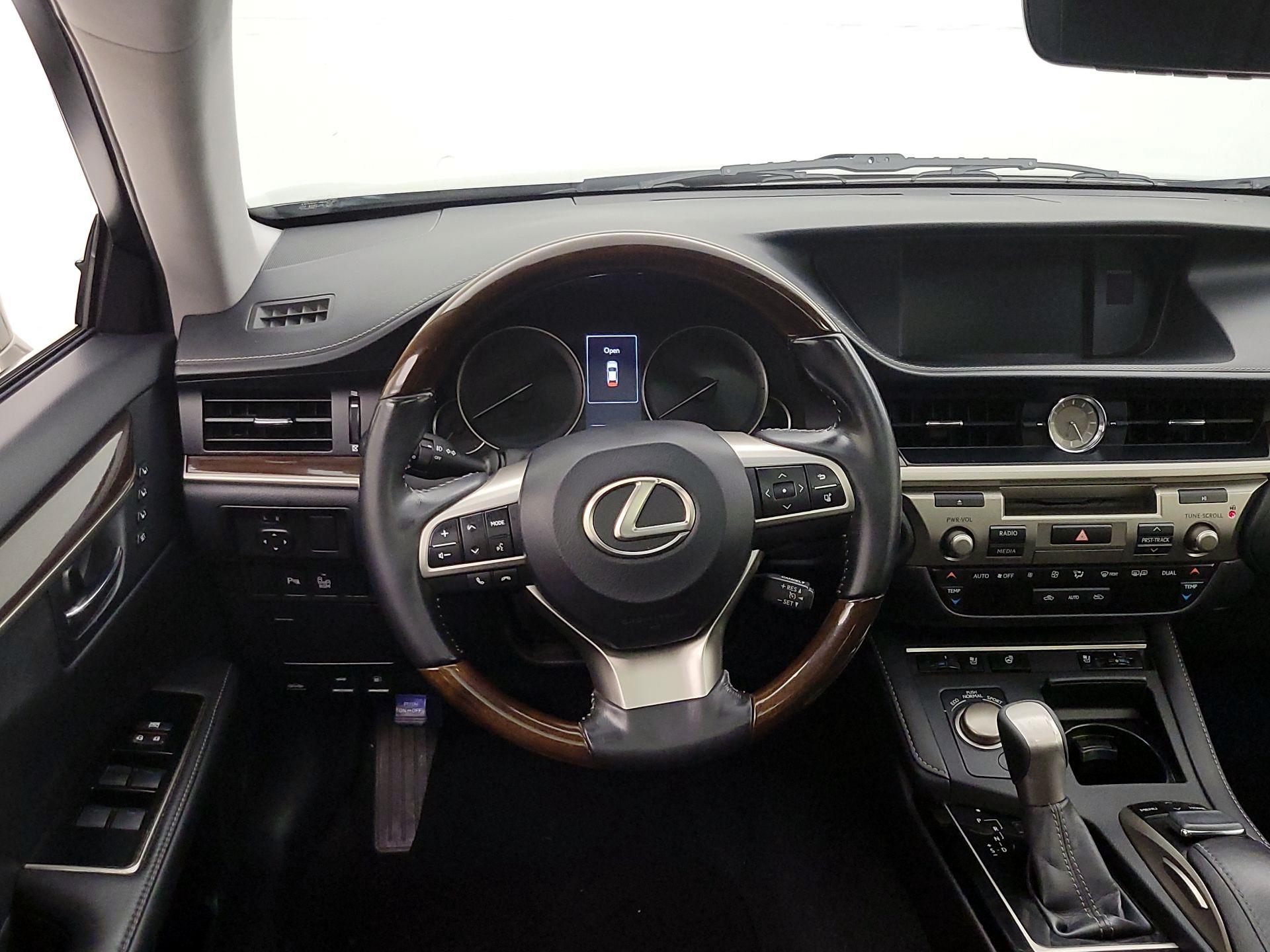 Thumbnail: 2016 Lexus ES - 10