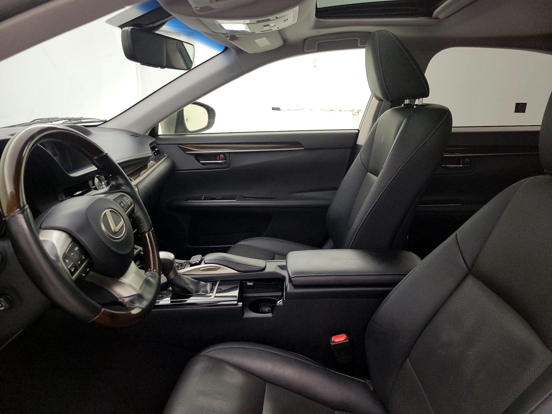 Thumbnail: 2016 Lexus ES - 11