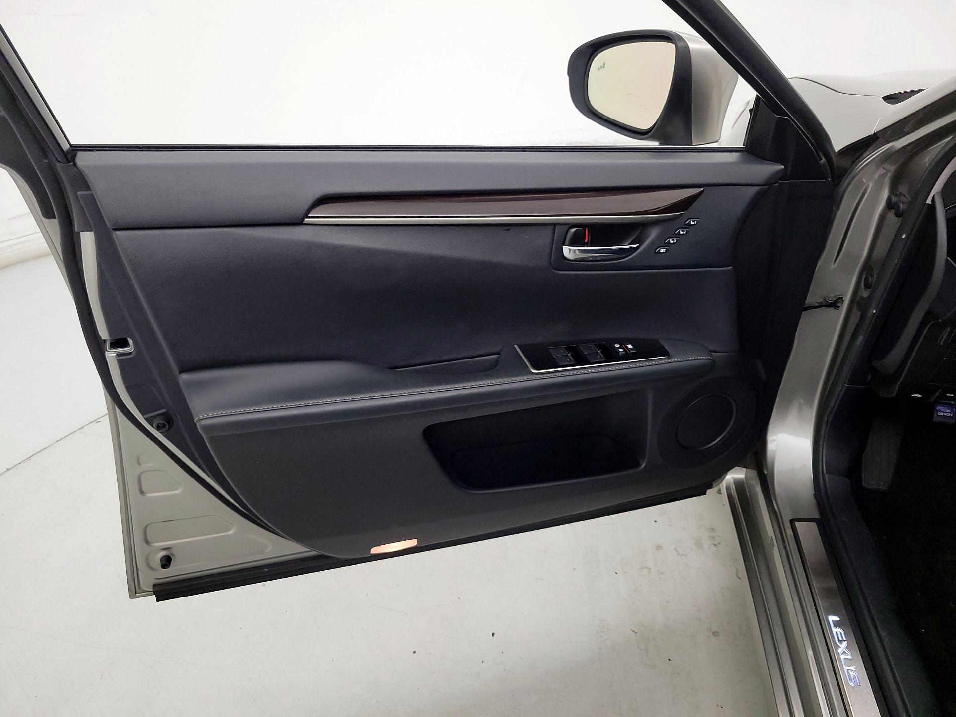Thumbnail: 2016 Lexus ES - 12