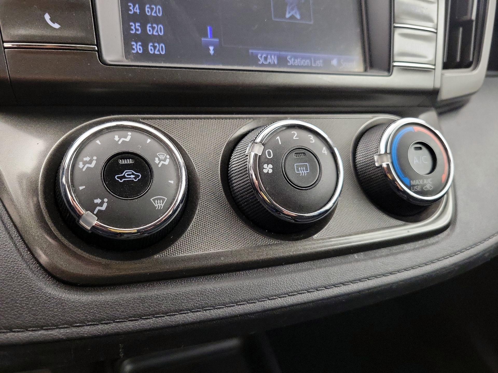 Thumbnail: 2015 Toyota RAV4 - 16