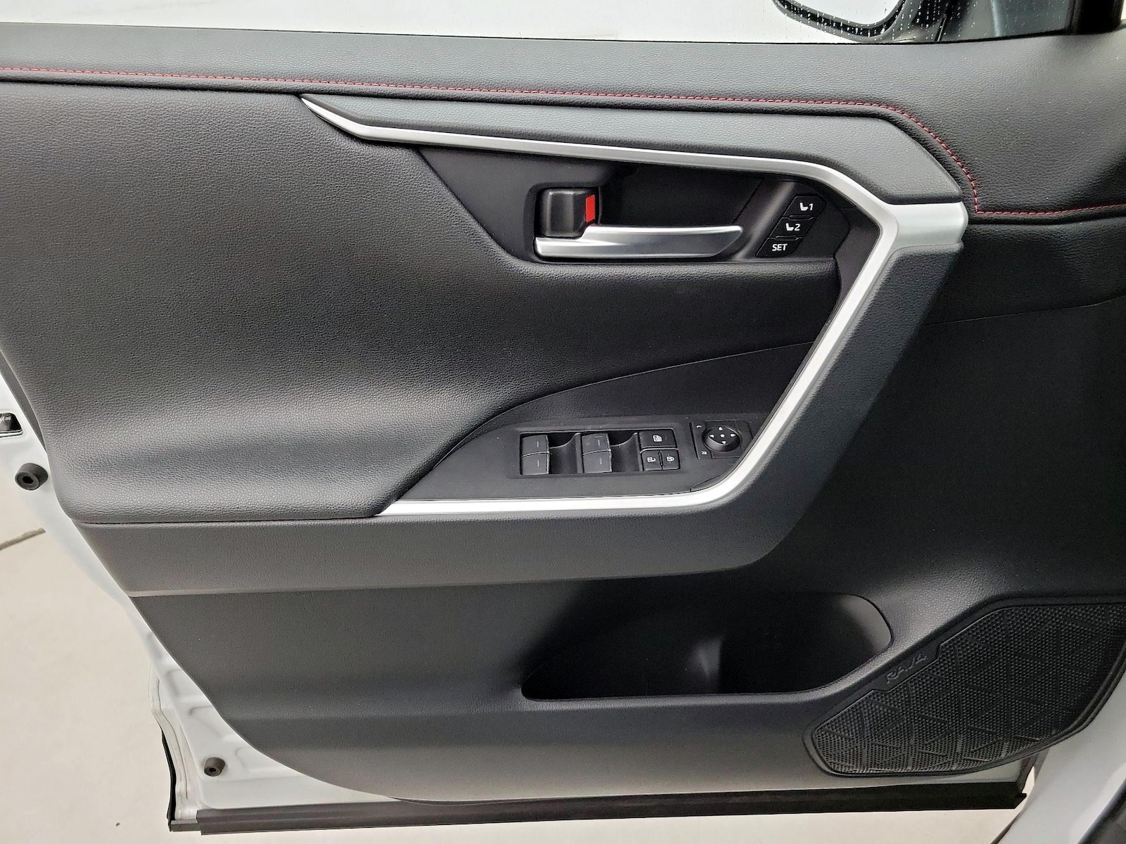 2025 Toyota RAV4 XSE - Photo 13