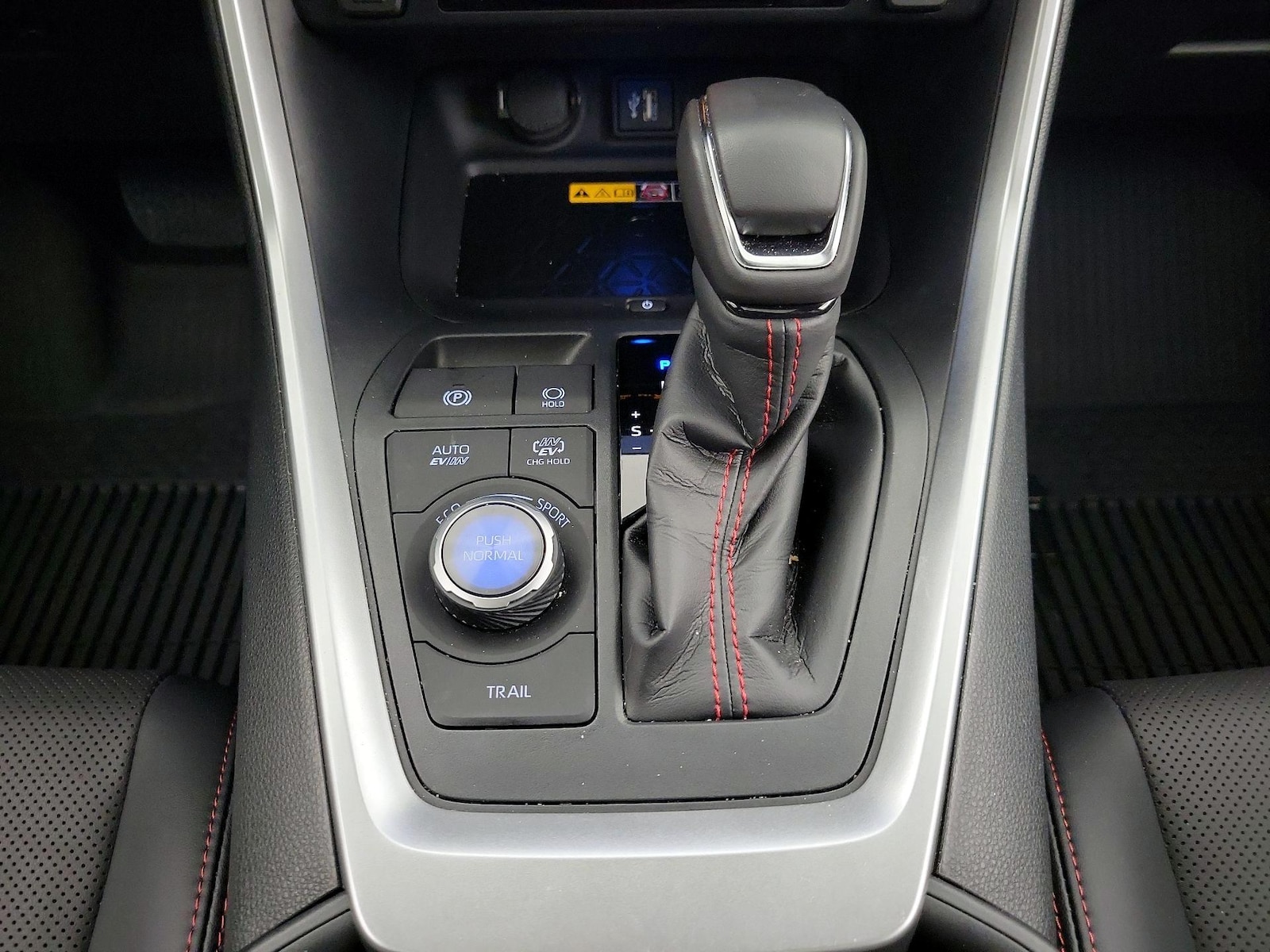 2025 Toyota RAV4 XSE - Photo 18