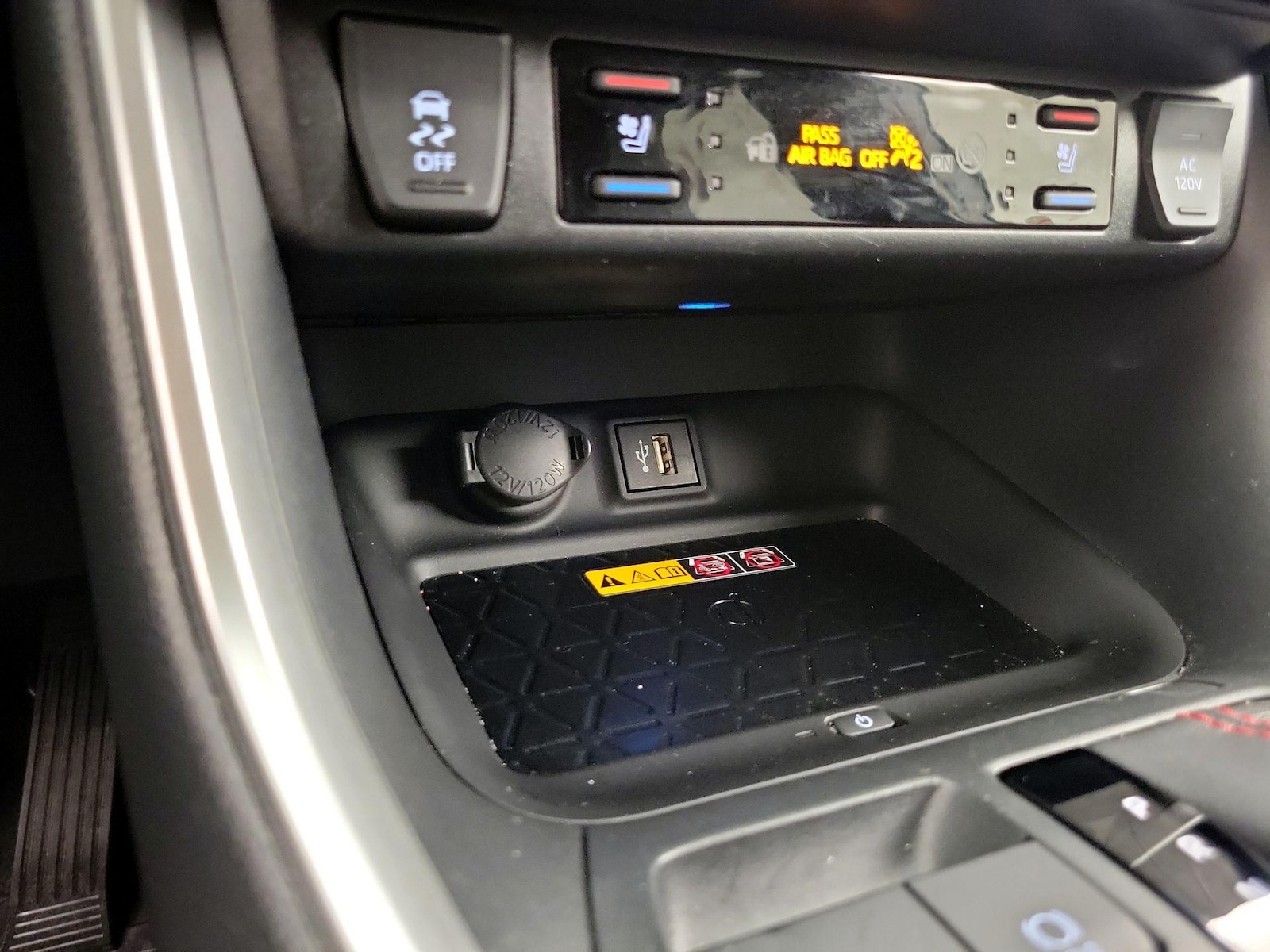 2025 Toyota RAV4 XSE - Photo 19