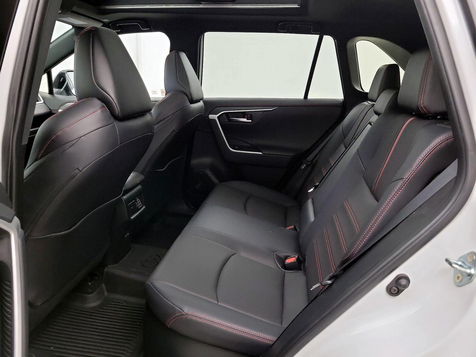 2025 Toyota RAV4 XSE - Photo 21