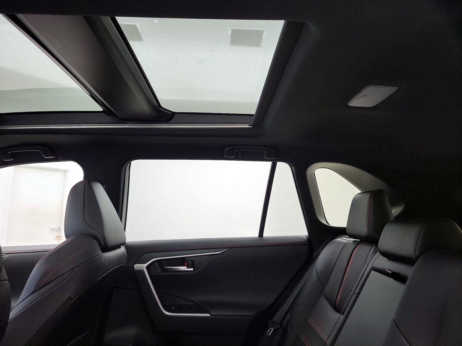 2025 Toyota RAV4 XSE - Photo 24