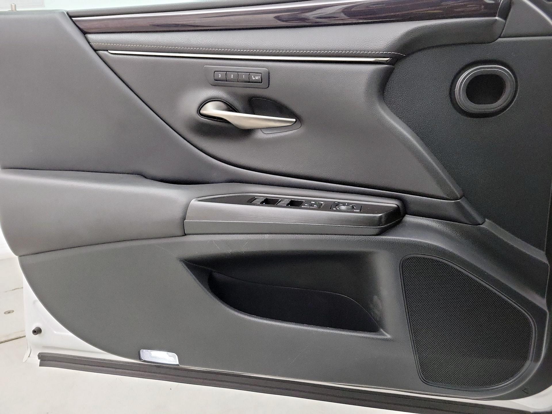 Thumbnail: 2019 Lexus ES - 12