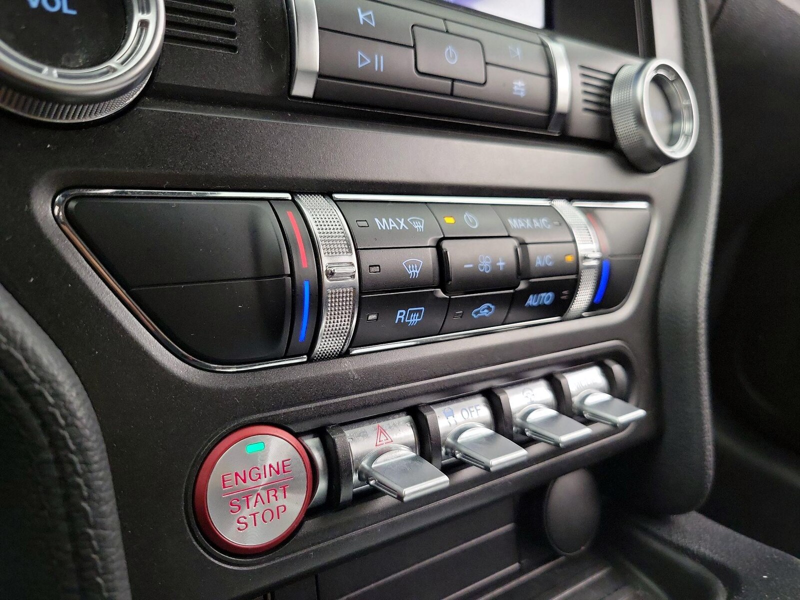 2022 Ford Mustang EcoBoost - Photo 17