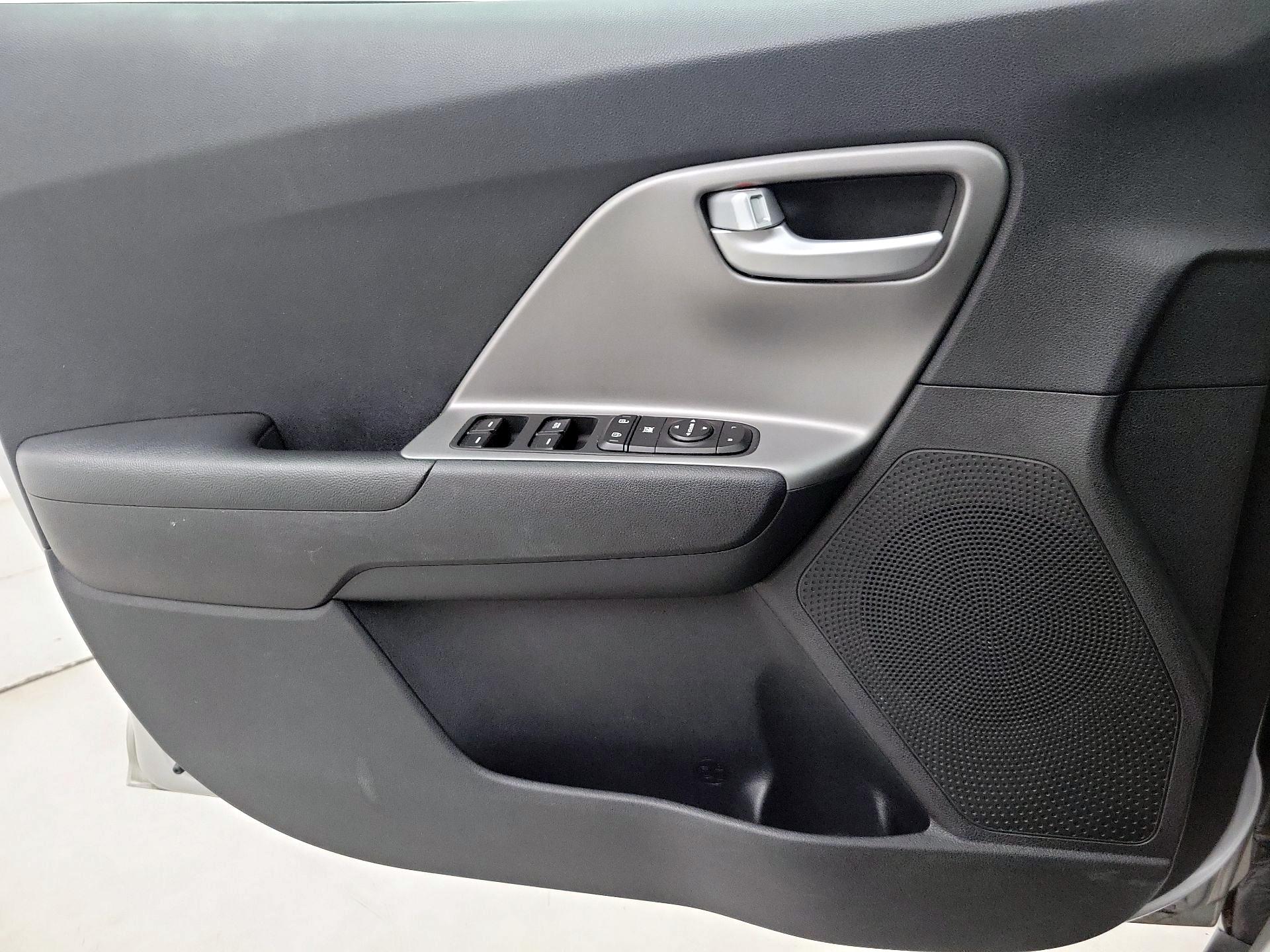 Thumbnail: 2020 Kia Niro - 12
