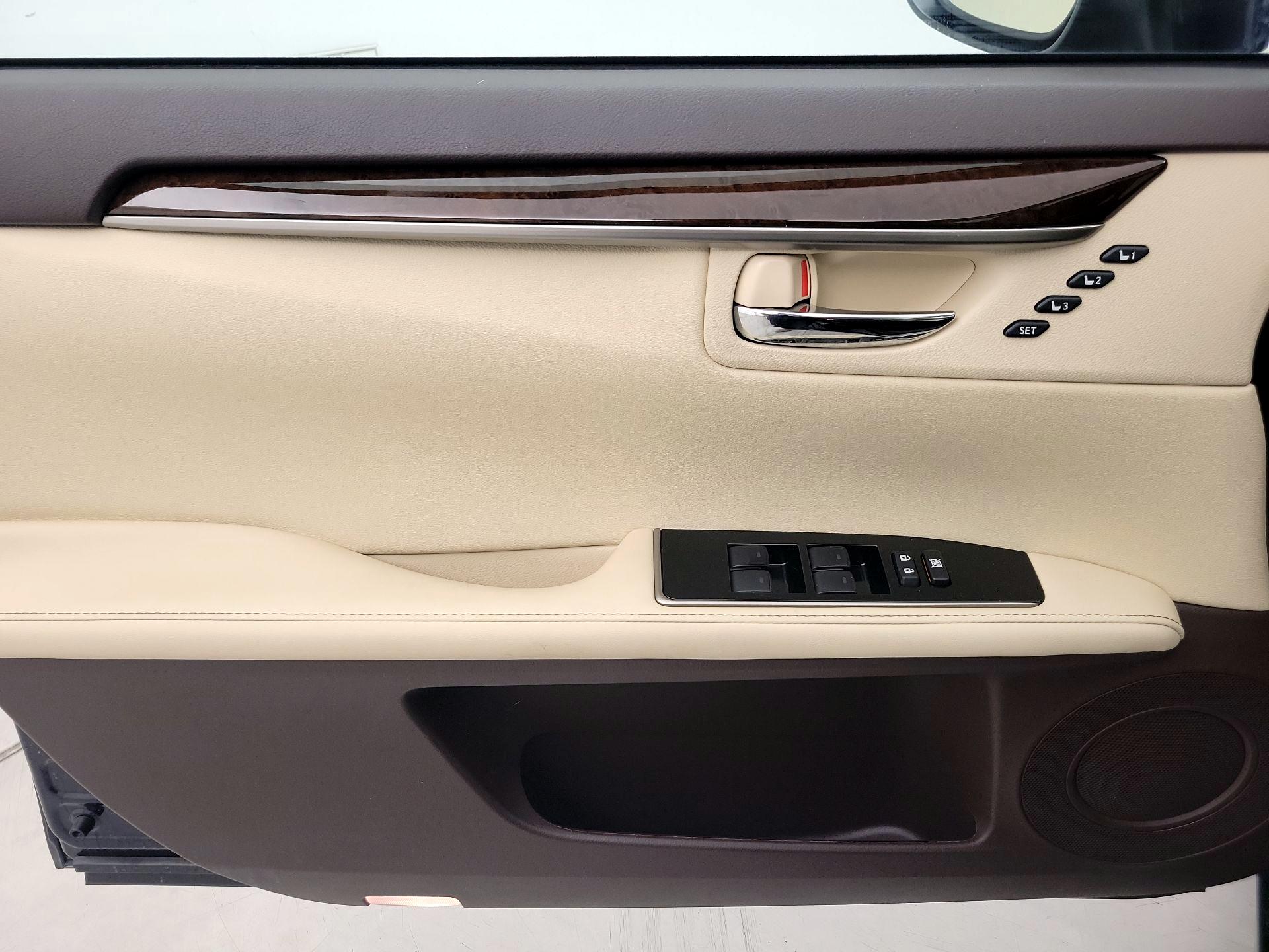 Thumbnail: 2018 Lexus ES - 12
