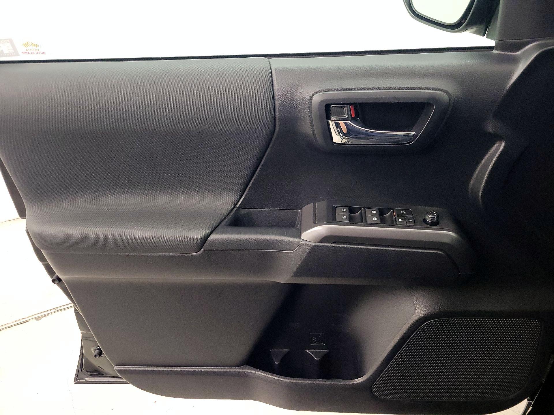 Thumbnail: 2019 Toyota Tacoma - 10