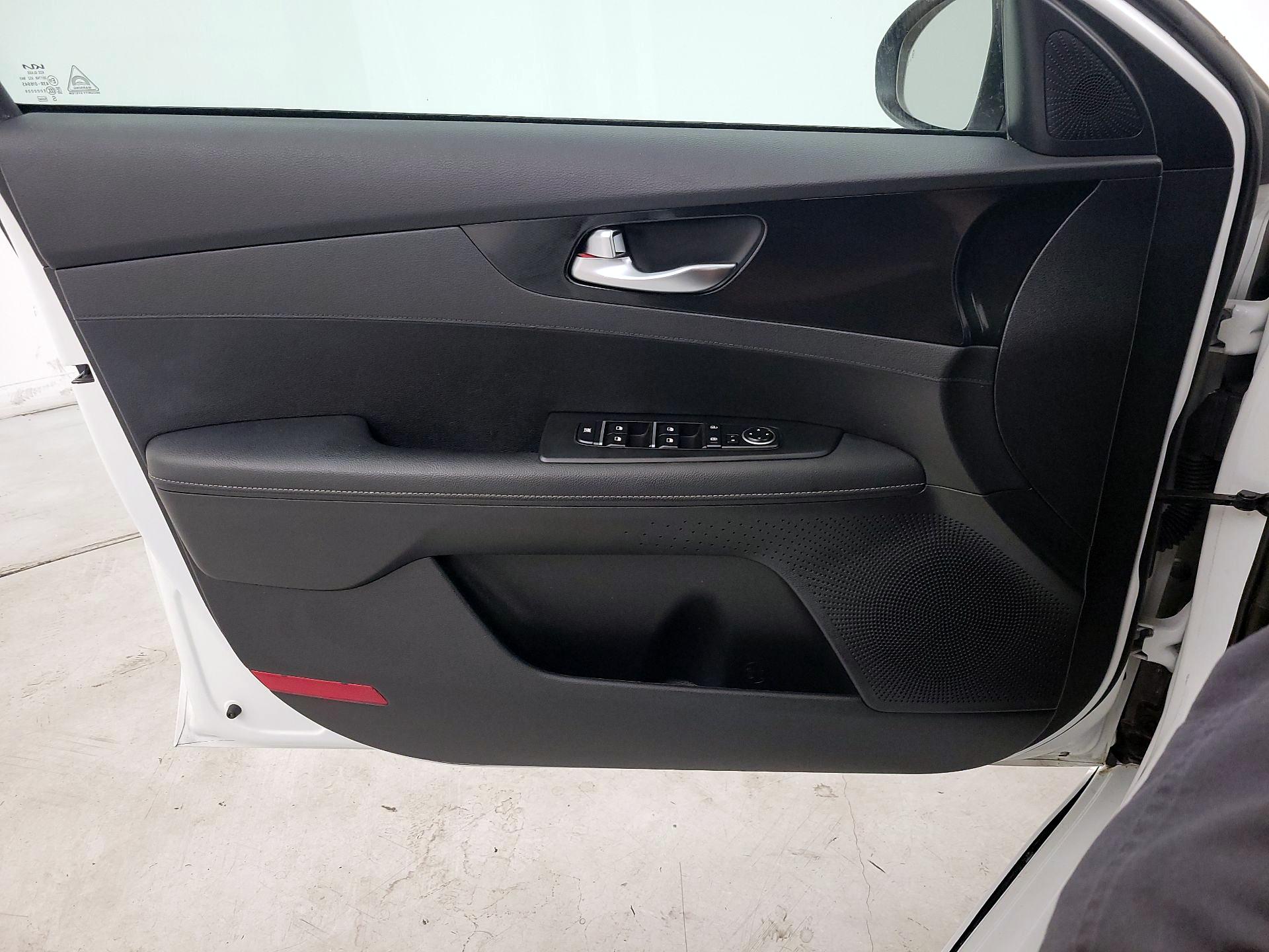 Thumbnail: 2022 Kia Forte - 12