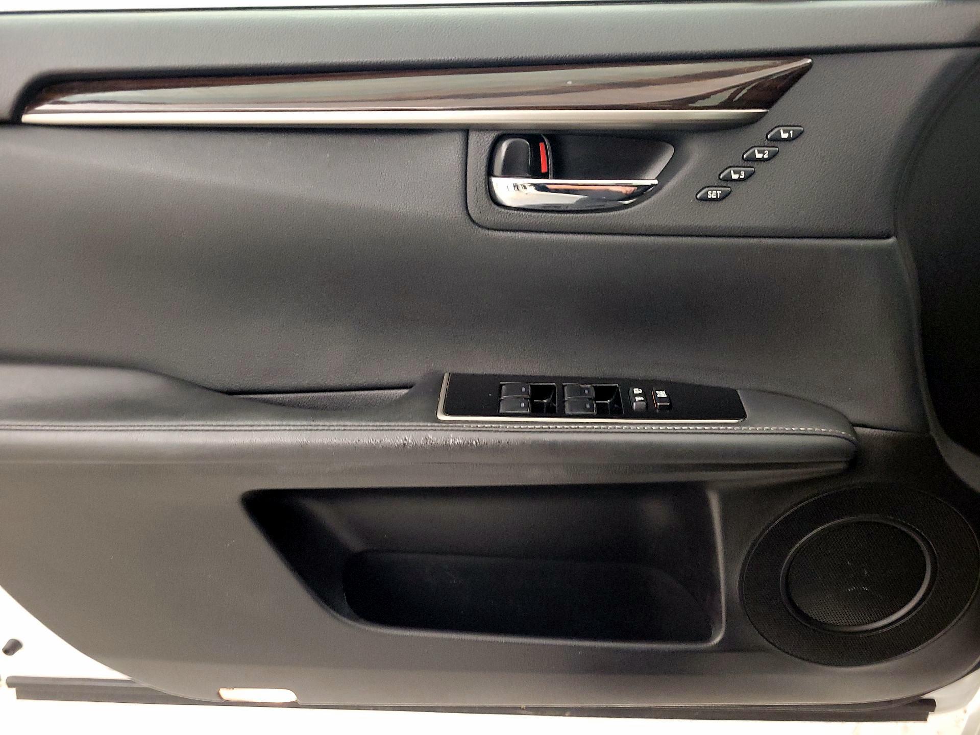 Thumbnail: 2018 Lexus ES - 12