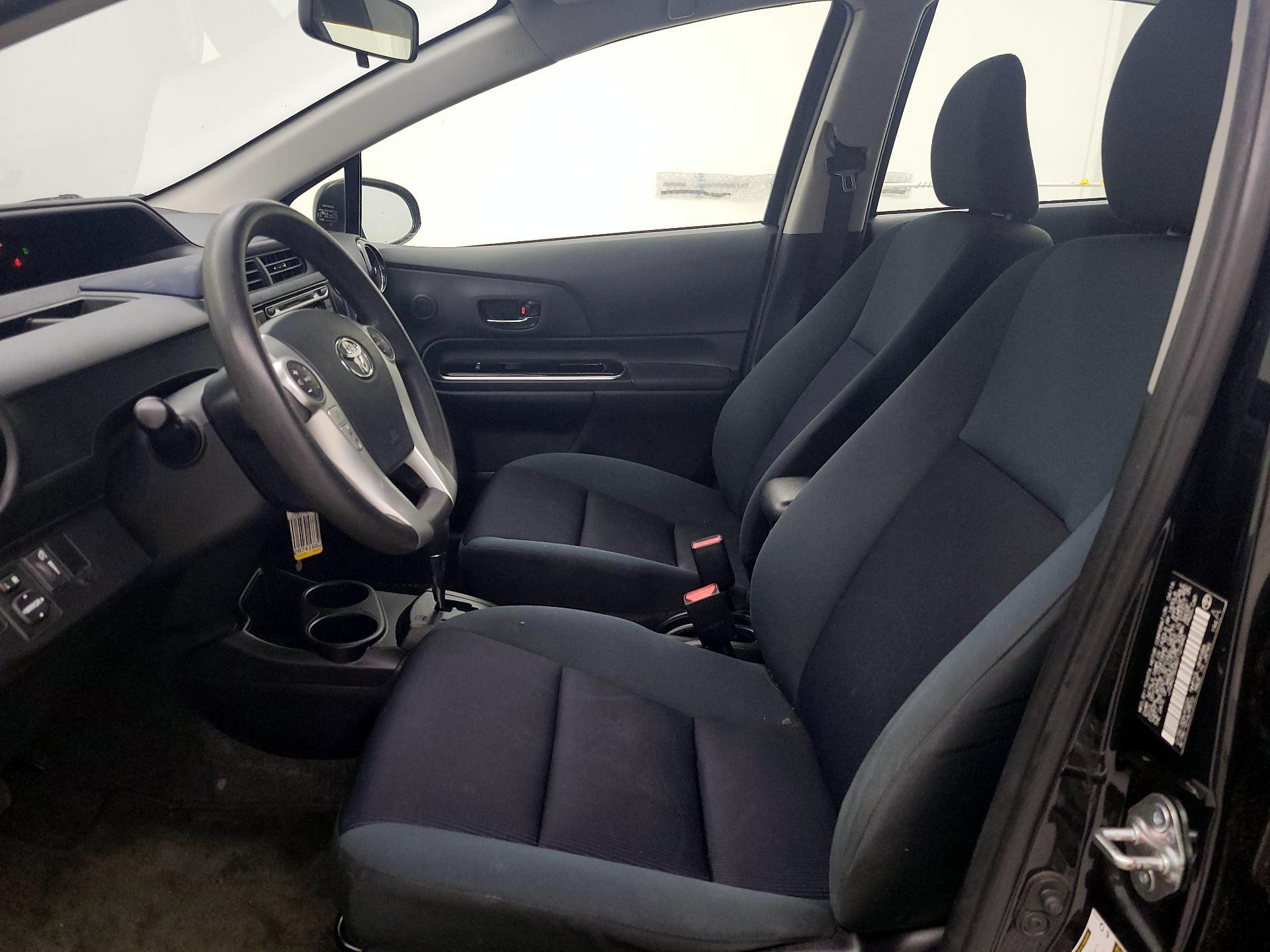 Thumbnail: 2016 Toyota Prius c - 11