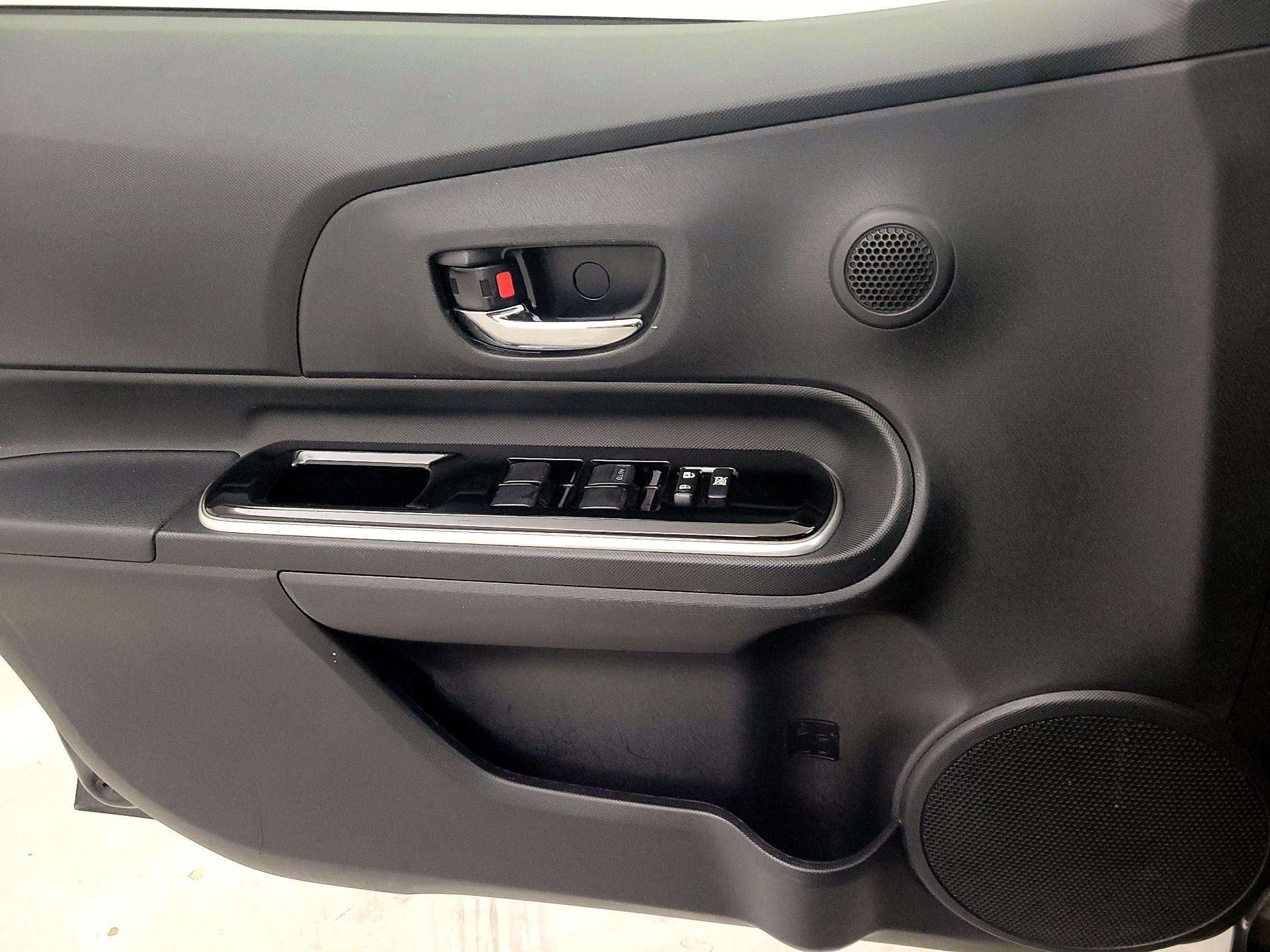 Thumbnail: 2016 Toyota Prius c - 12