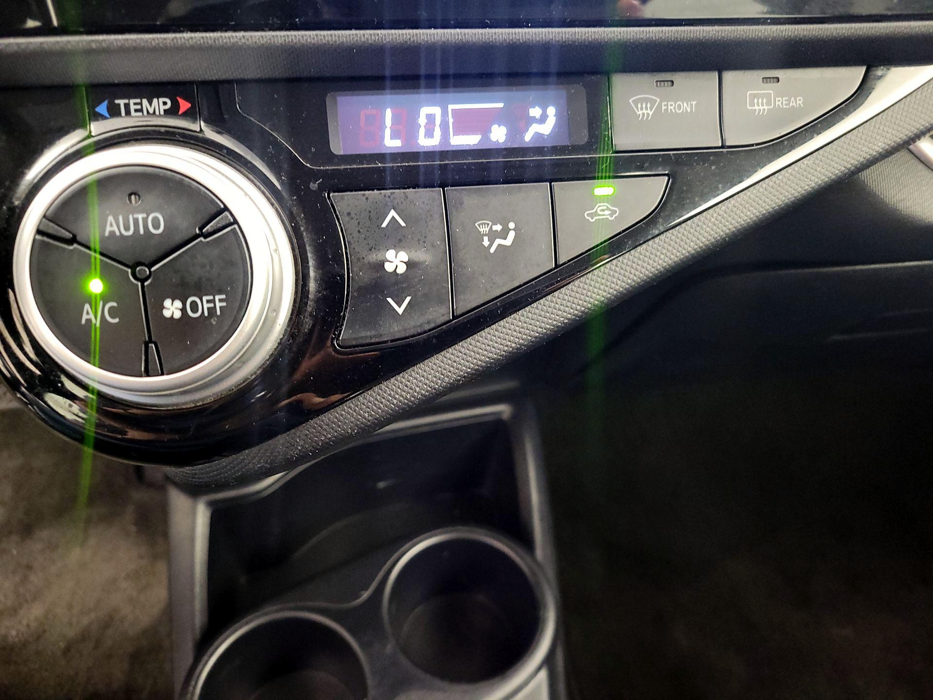 Thumbnail: 2016 Toyota Prius c - 15