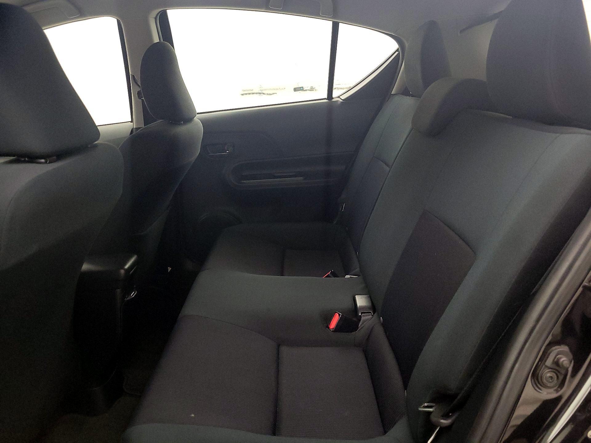 Thumbnail: 2016 Toyota Prius c - 17