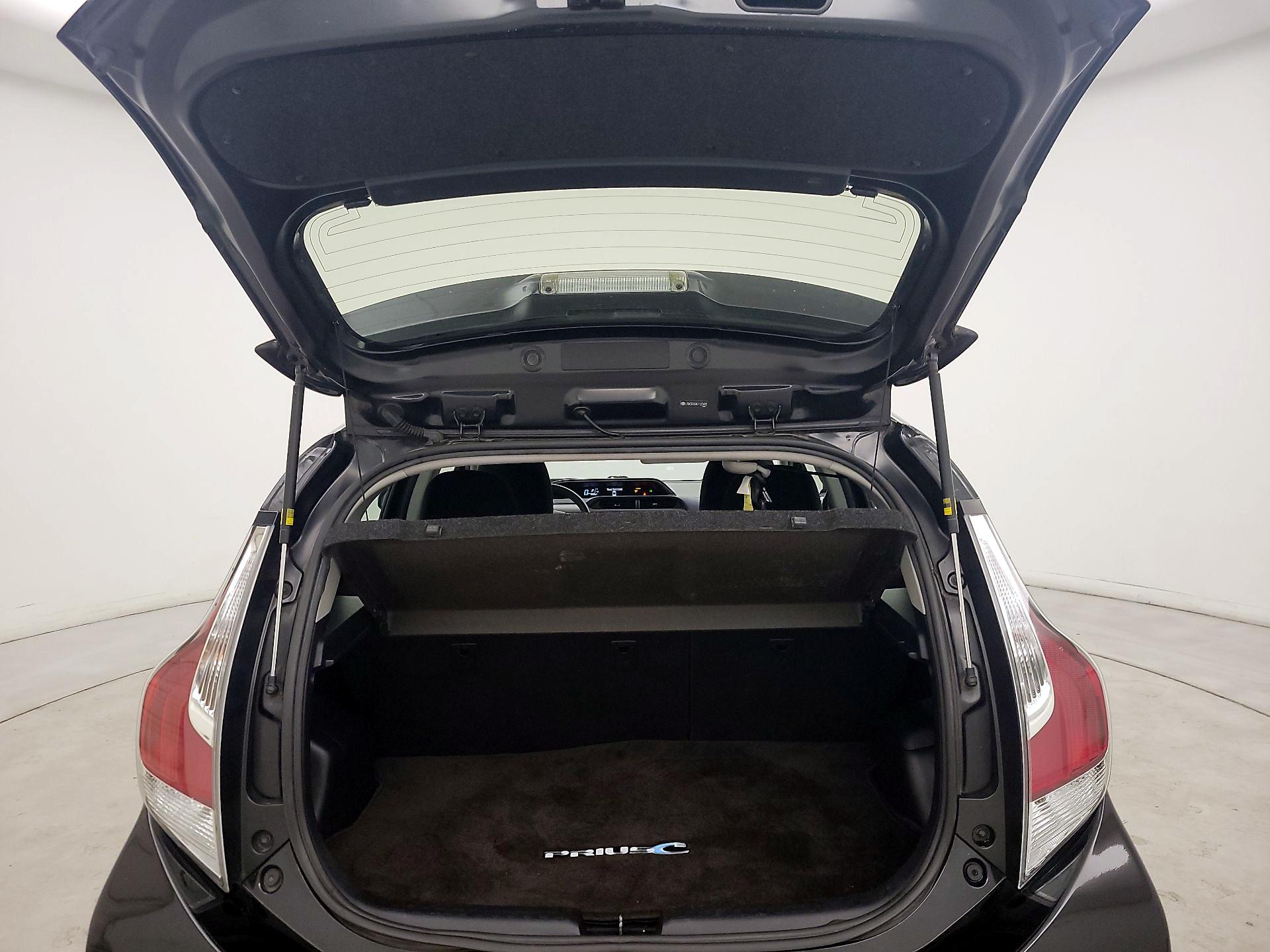 Thumbnail: 2016 Toyota Prius c - 18